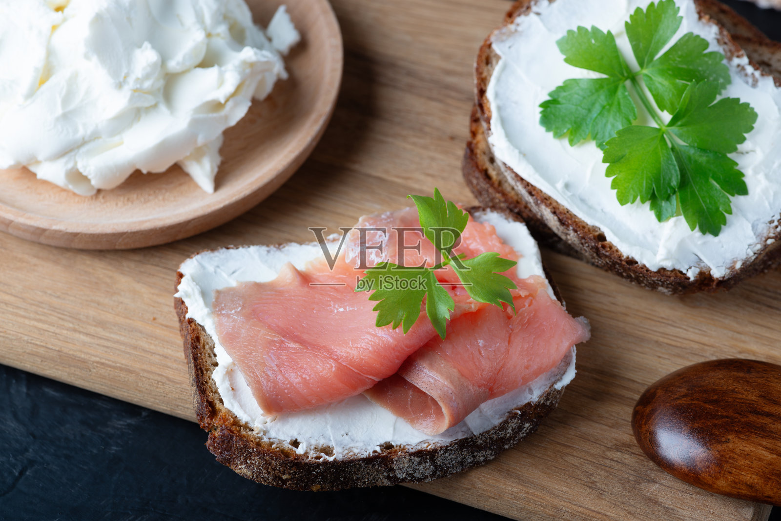 熏鲑鱼和奶油芝士黑麦面包照片摄影图片