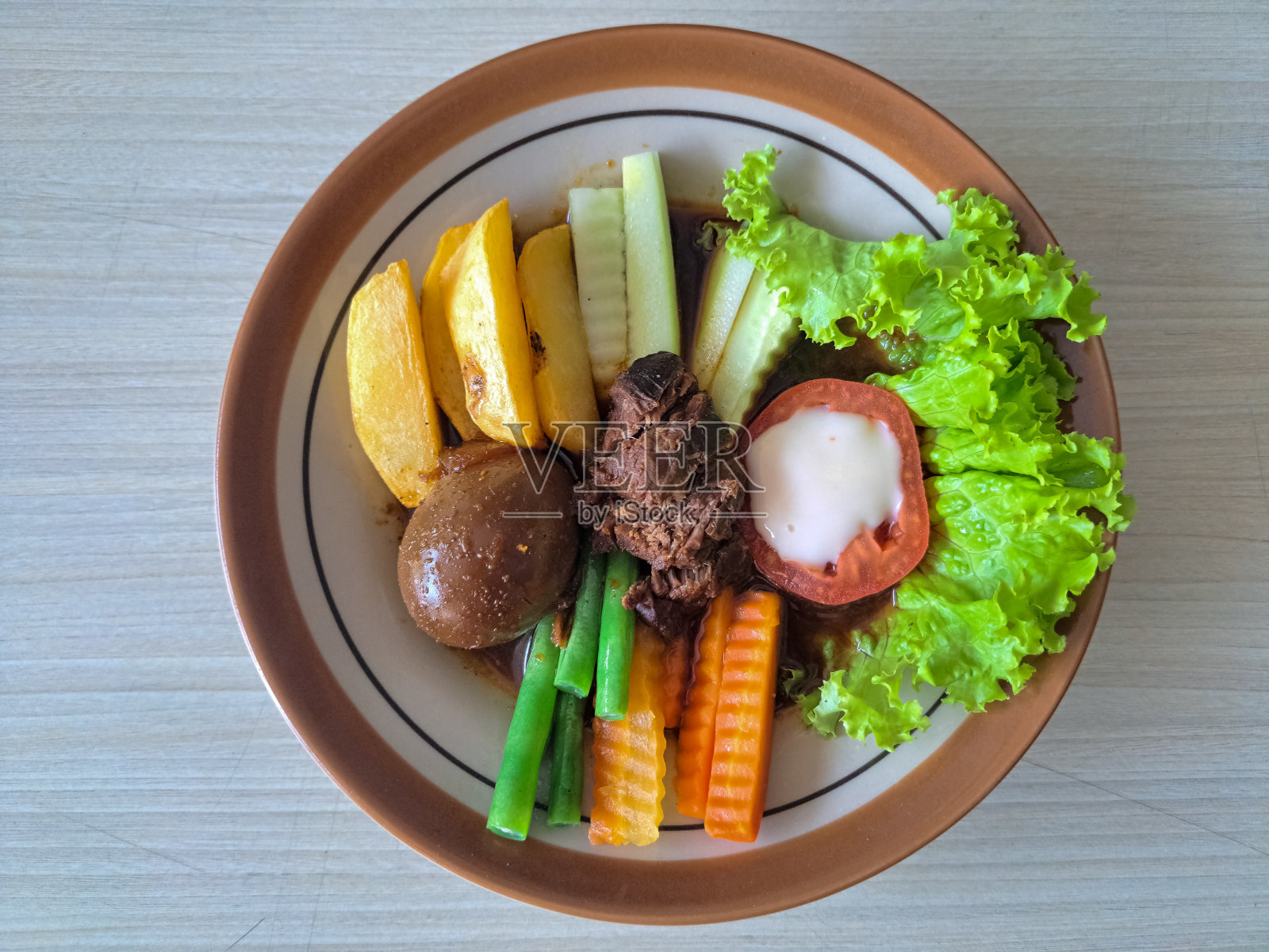 Selat Solo是一种来自印尼泗水的传统食物。配水煮蛋，牛肉，番茄，长豆，胡萝卜，黄瓜，生菜和土豆角。食品菜单。前视图。照片摄影图片