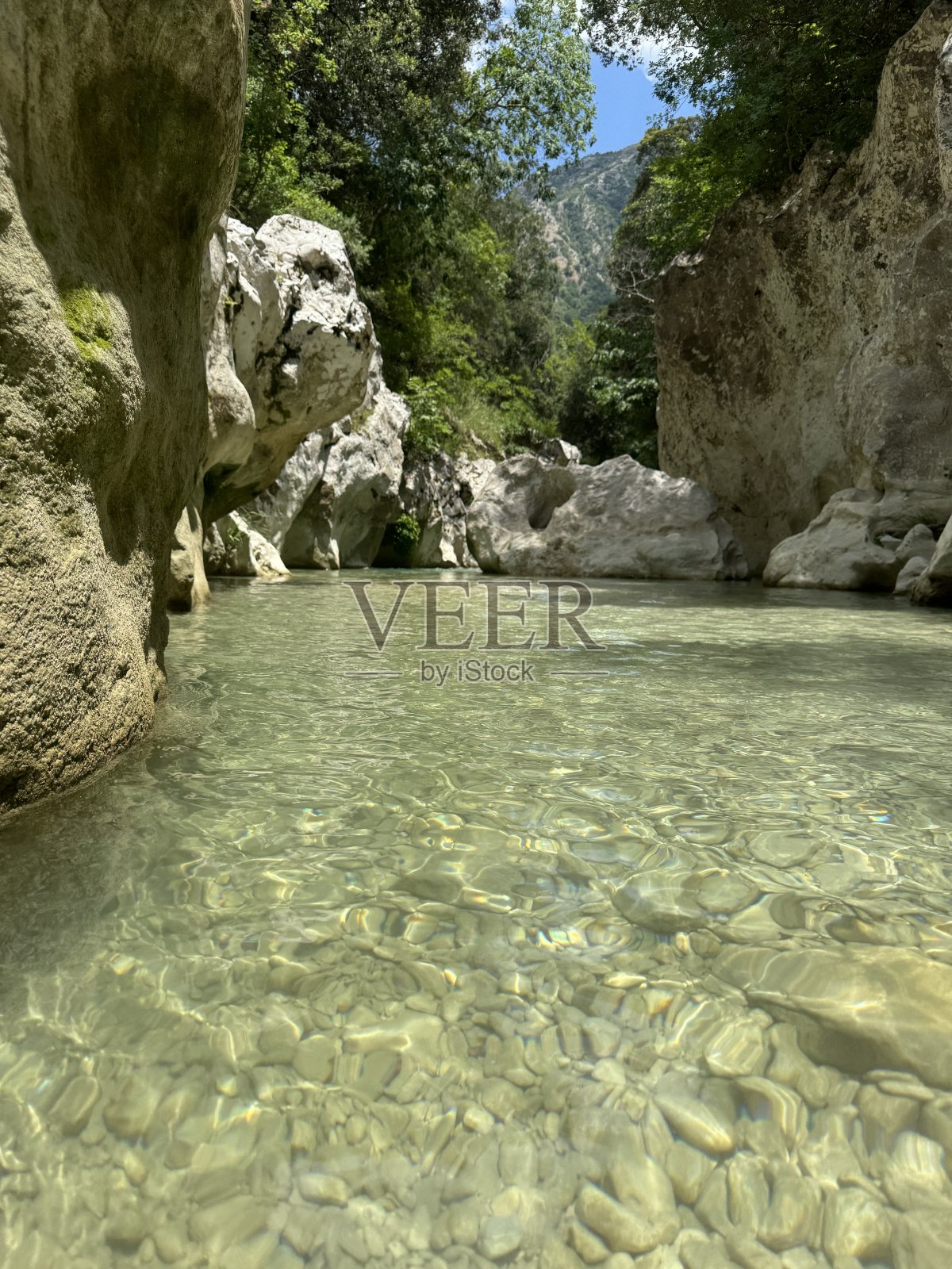 在炎热的夏日沿着亚切伦河徒步旅行，令人神清气爽照片摄影图片