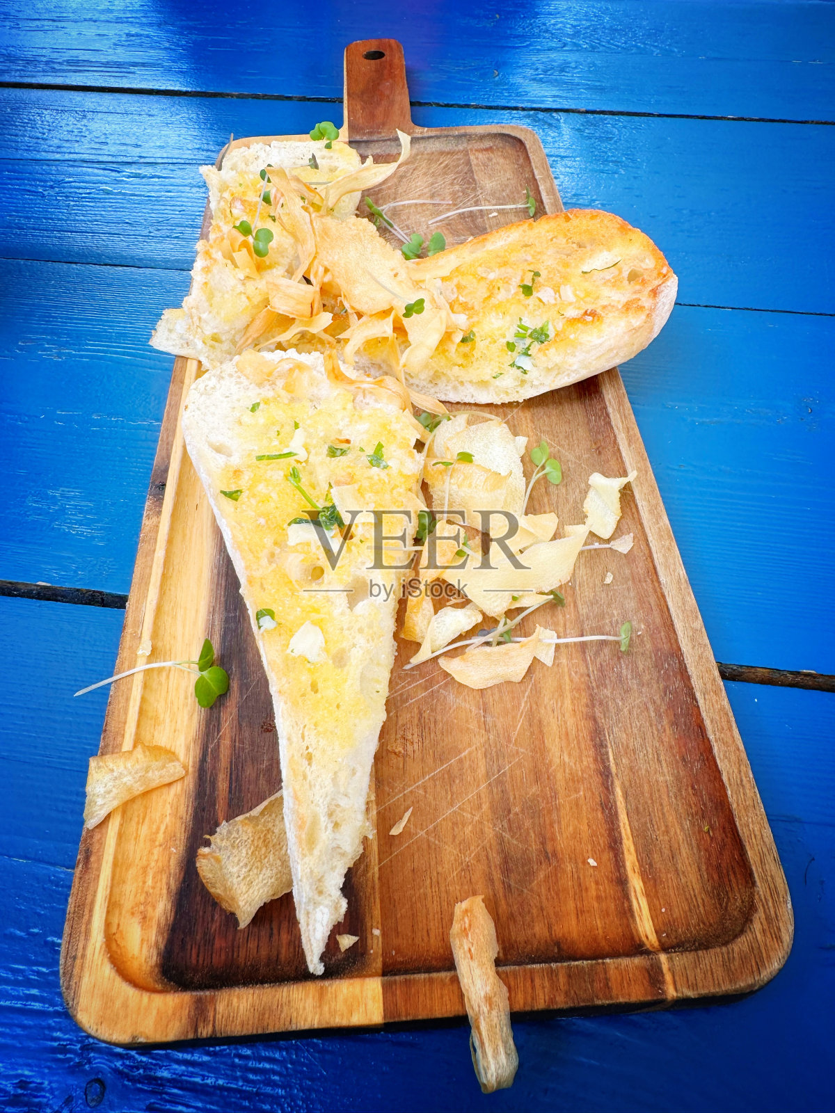 木托盘上的手工蒜蓉面包照片摄影图片