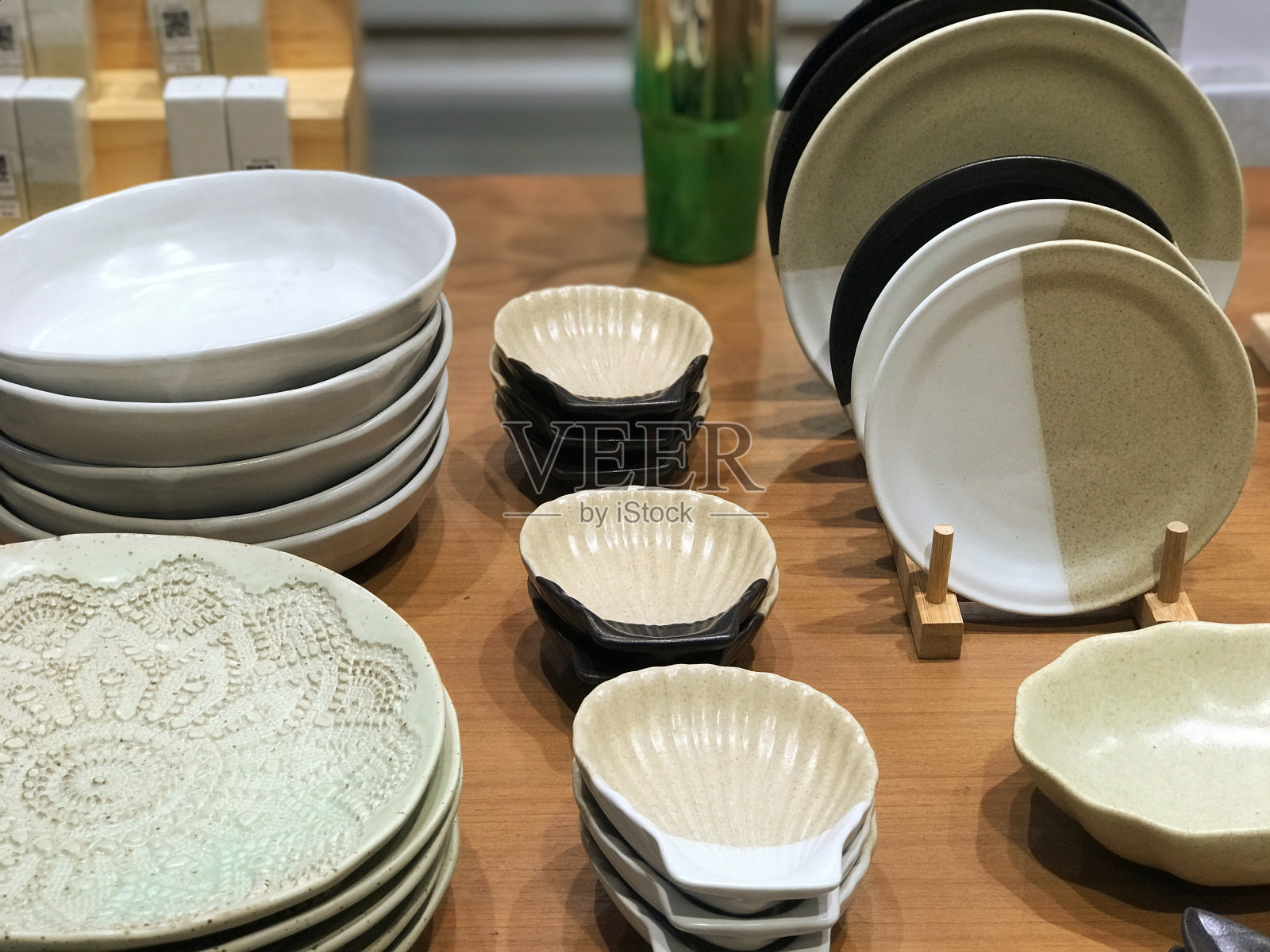 商店里陈列的中国传统瓷器。照片摄影图片