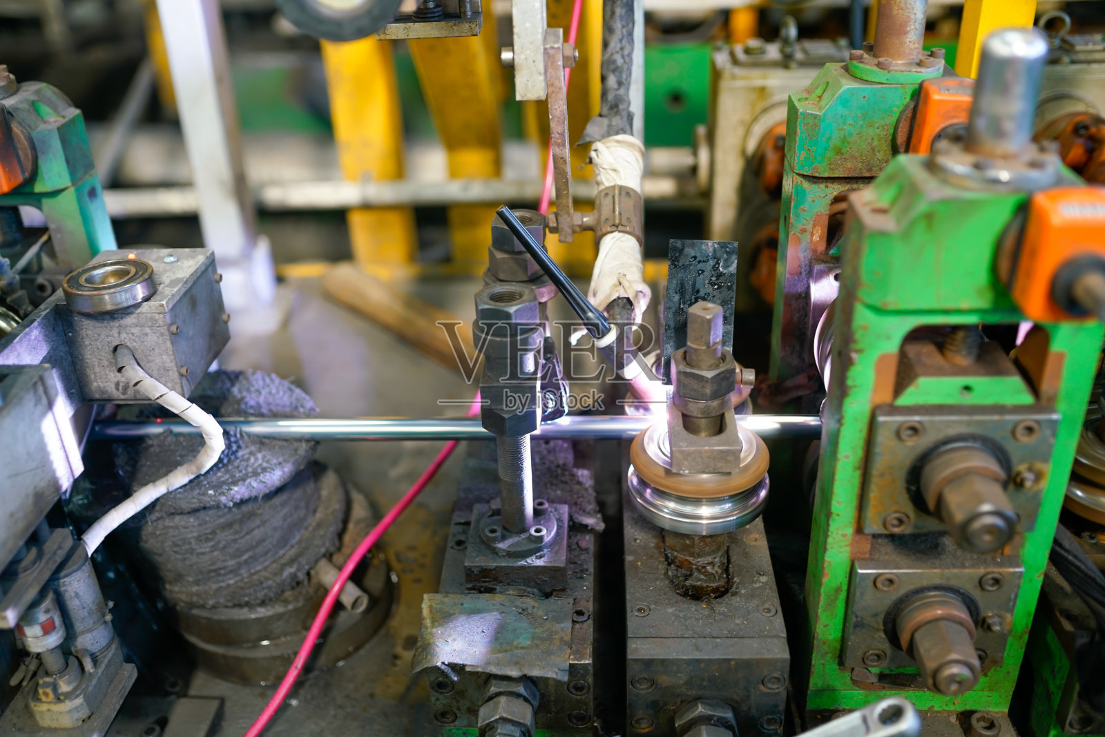 用激光切割不锈钢管照片摄影图片