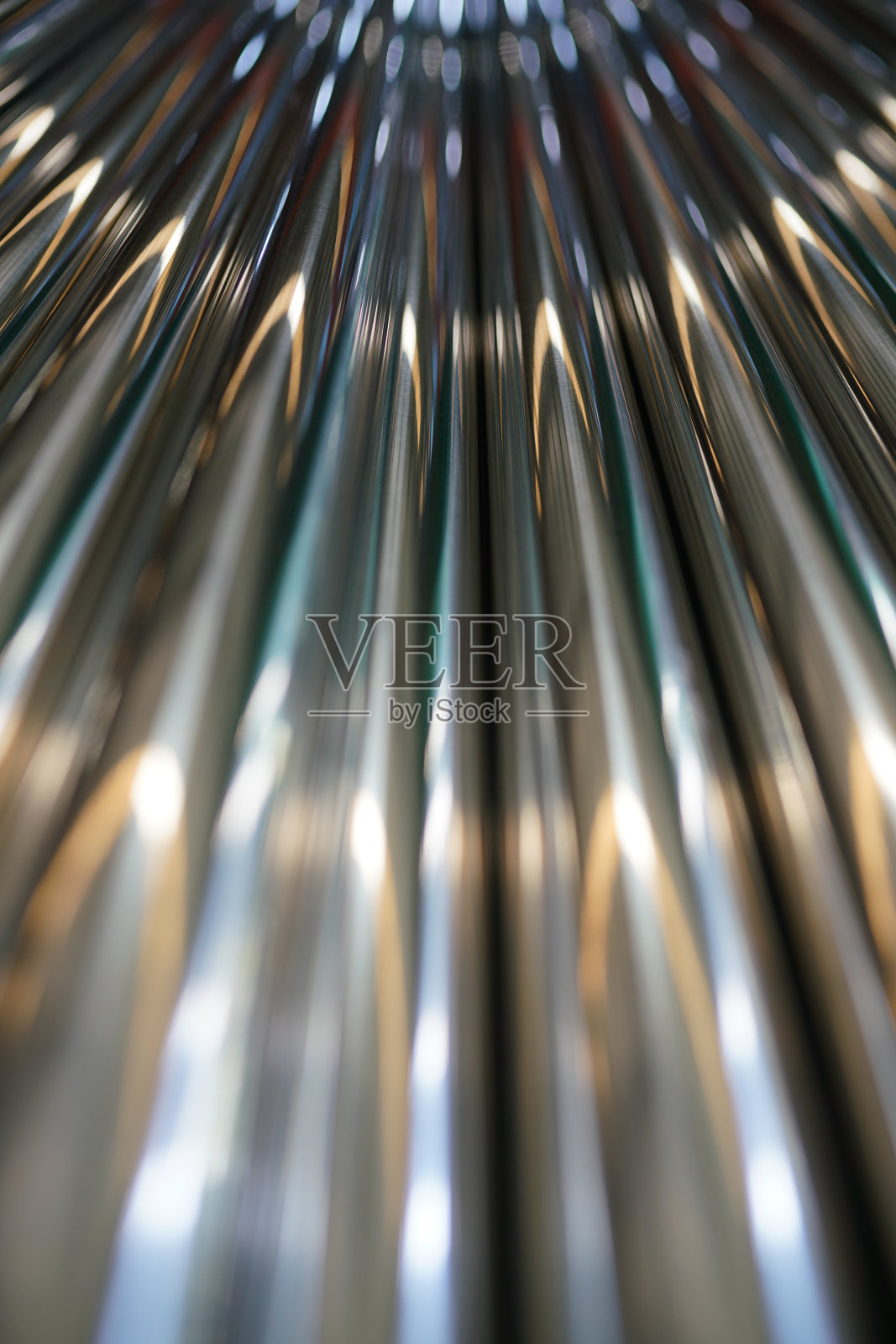 不锈钢管堆叠在一起照片摄影图片