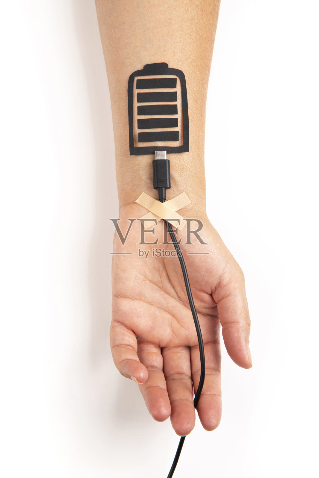 USB充电线插在手上照片摄影图片