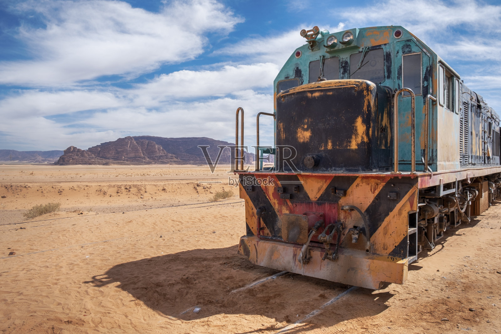 汉志铁路上废弃的20世纪蒸汽火车机车照片摄影图片