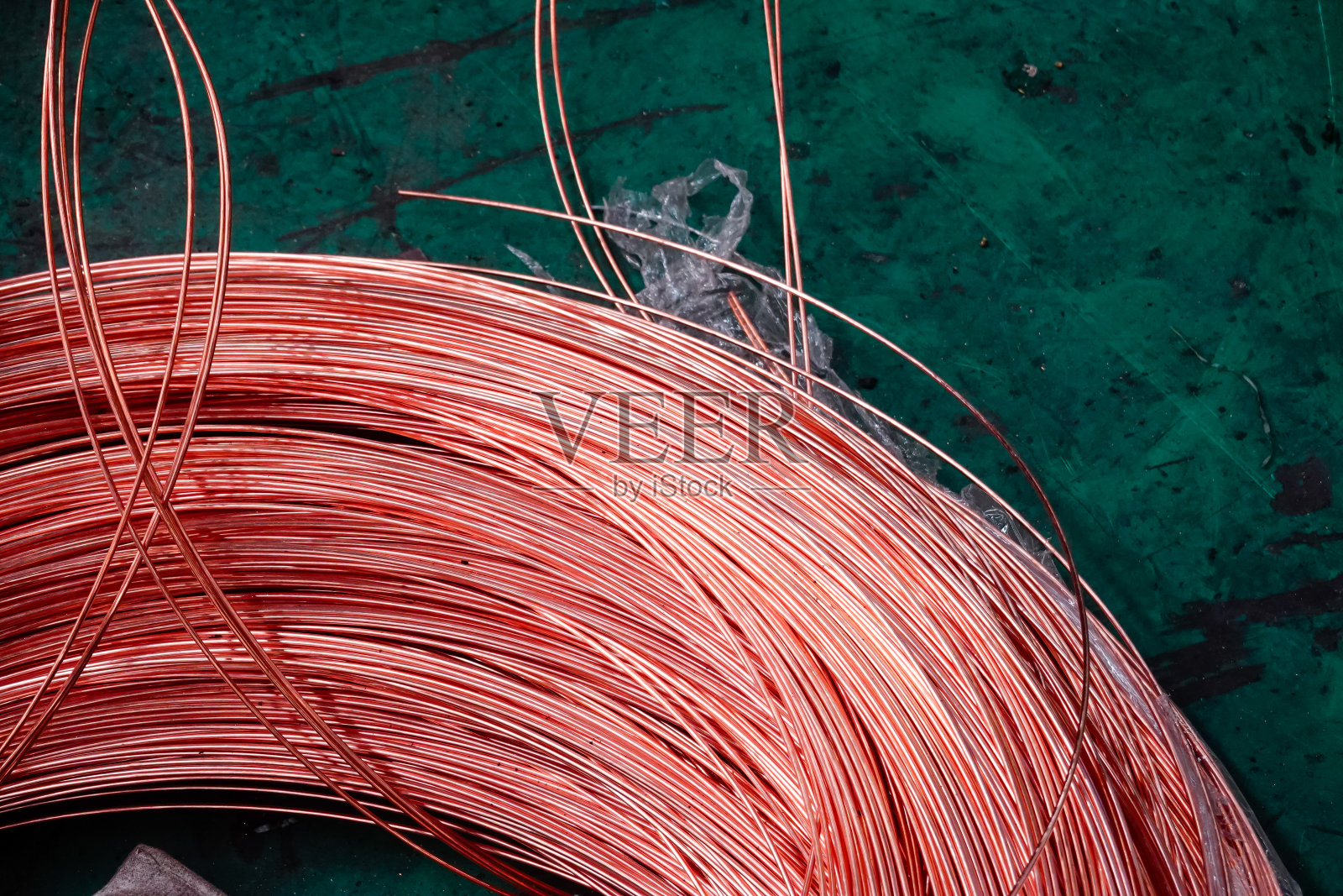 车间里缠在一起的铜线照片摄影图片