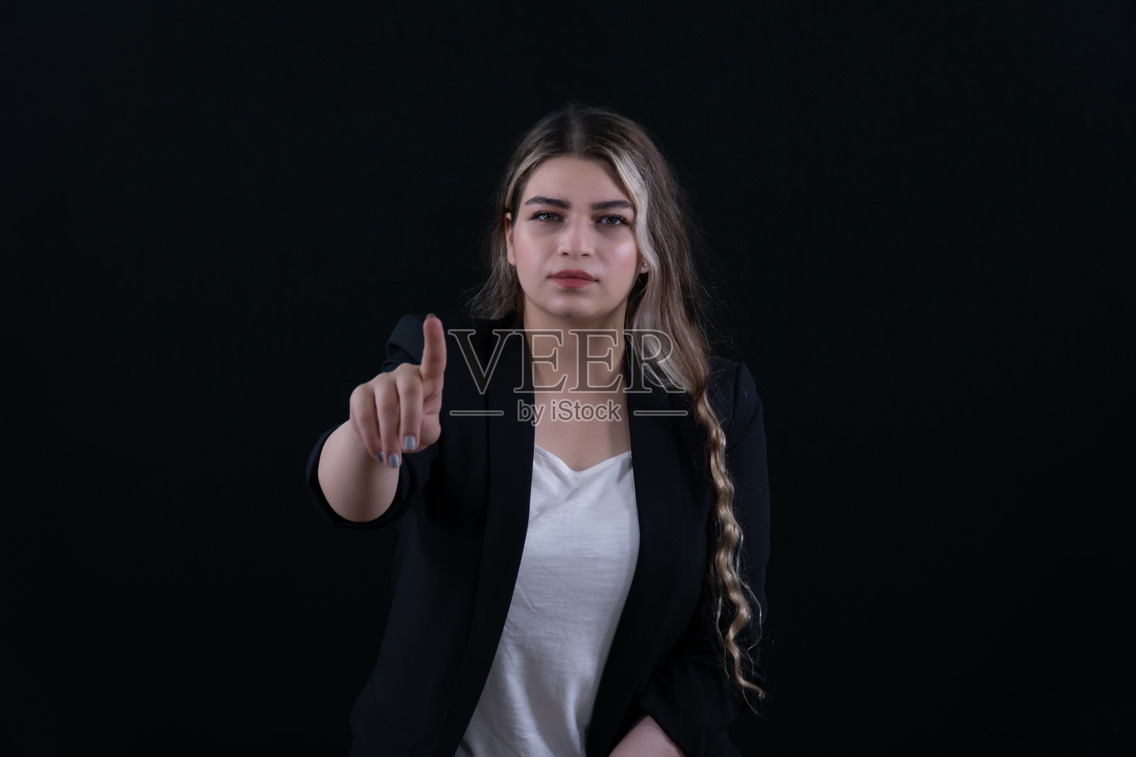 触摸数字屏幕的年轻女人，成功触手可及。照片摄影图片