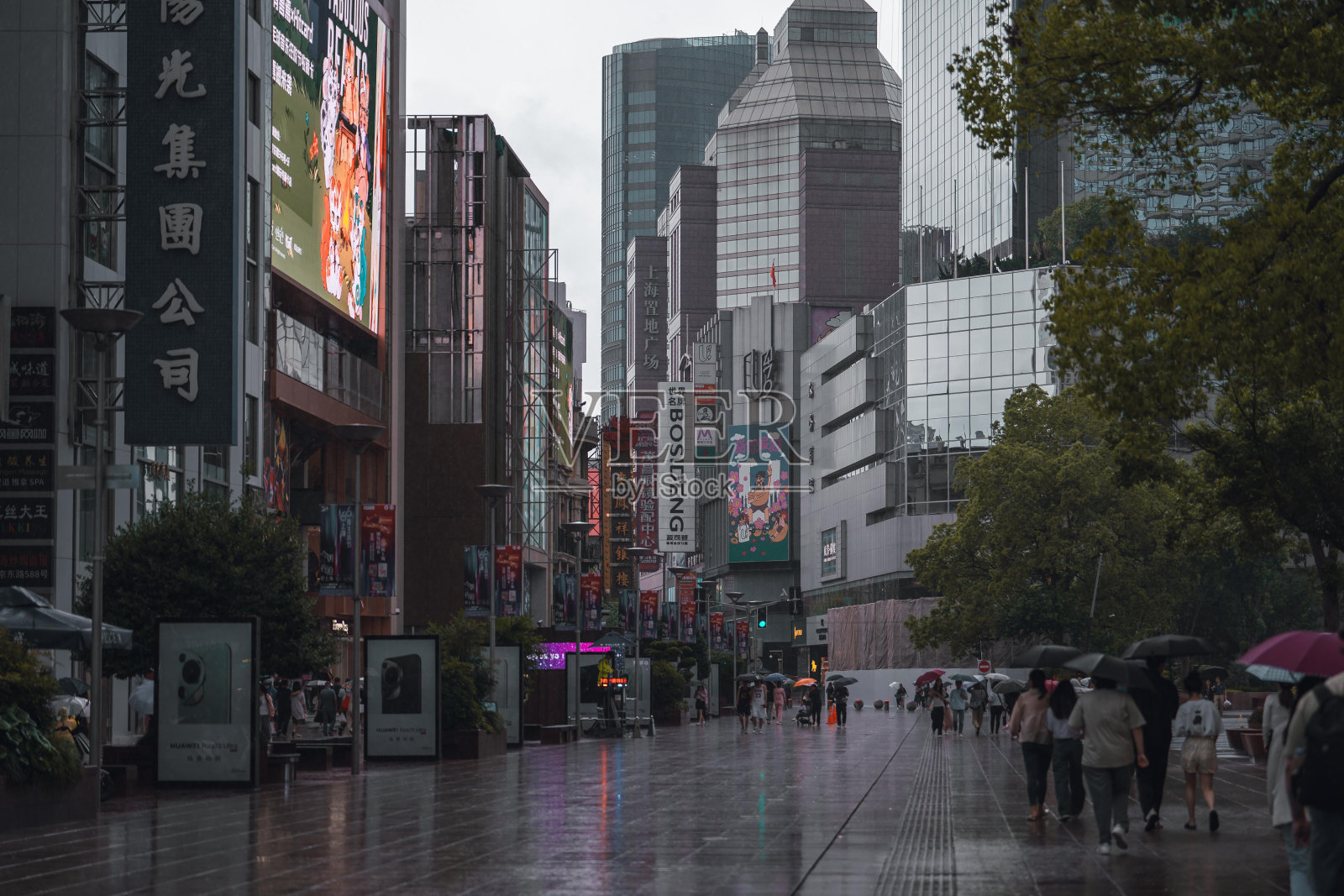 下雨天的上海南京街景照片摄影图片