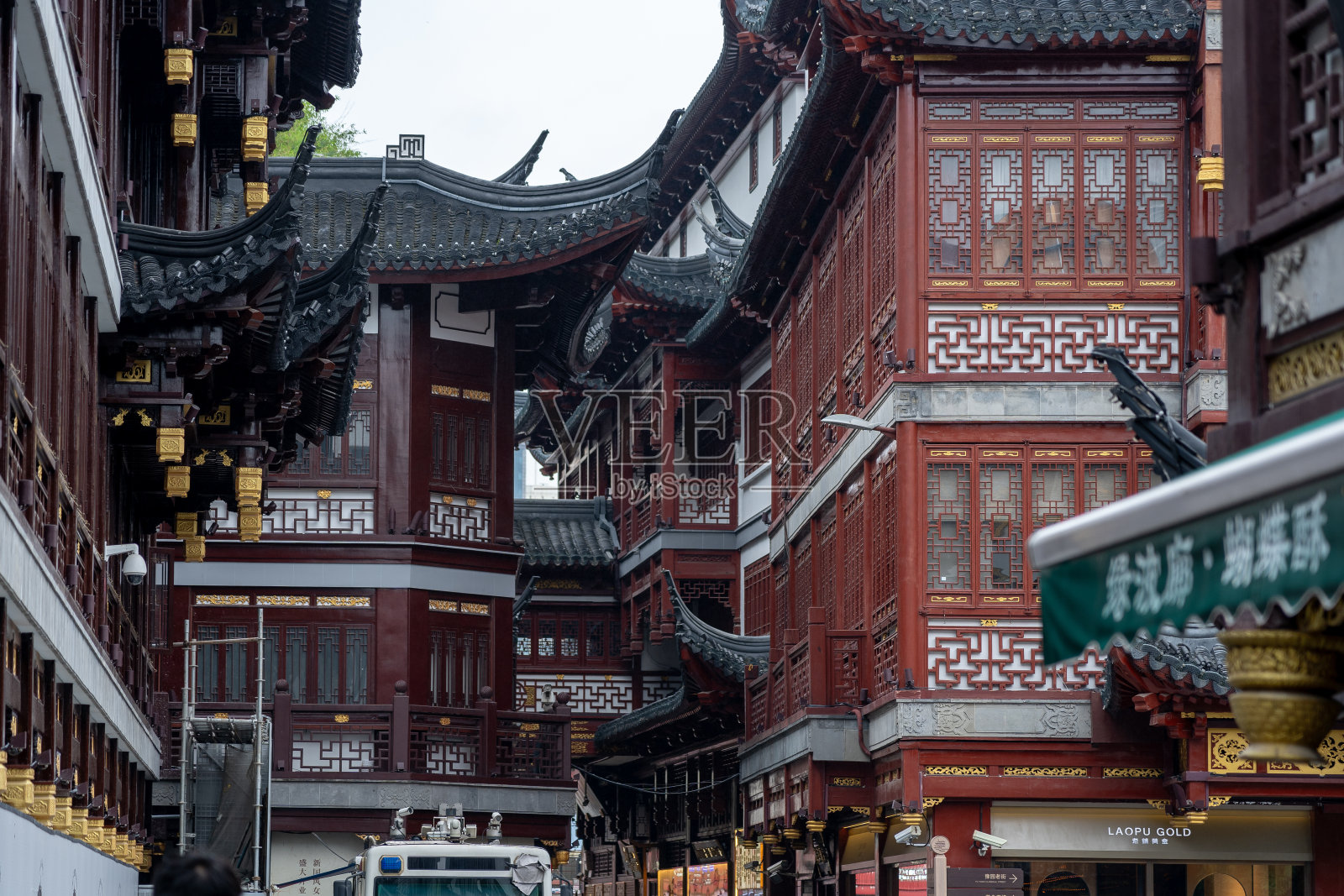 游客参观上海豫园市场照片摄影图片