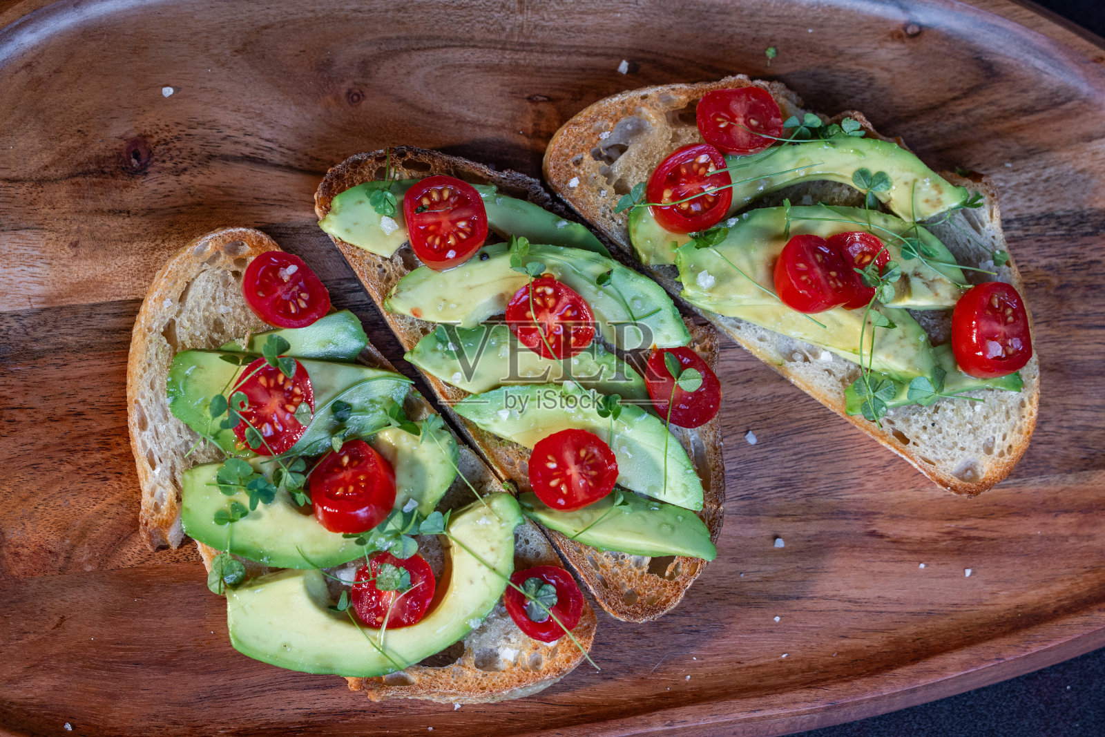 牛油果吐司配上番茄和豆芽照片摄影图片