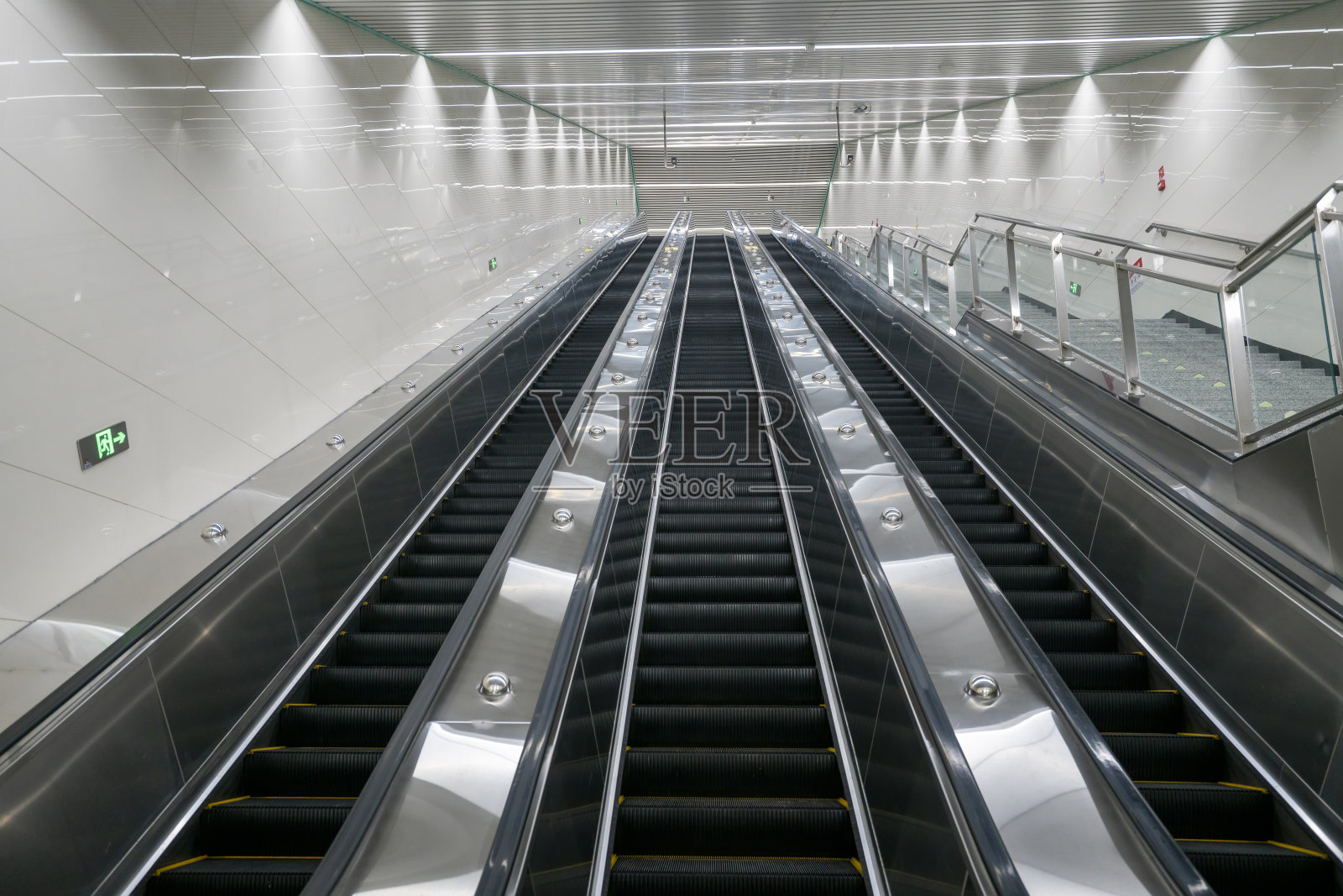 自动扶梯在地铁站照片摄影图片