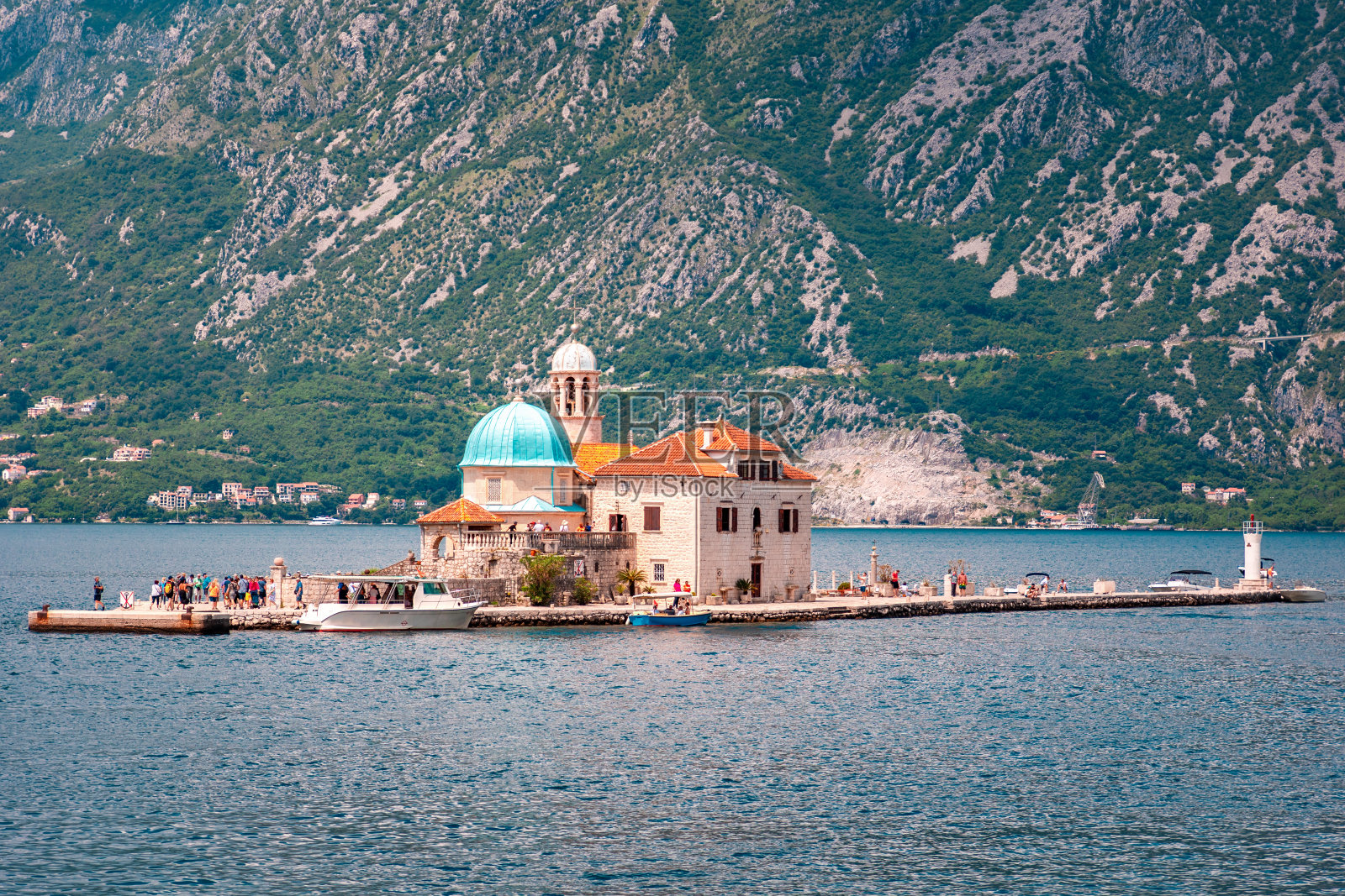 珊瑚礁上的维尔京岛全景。在黑山博科科托拉湾的亚得里亚海上巡游。岛上的教堂是一个宗教圣地照片摄影图片