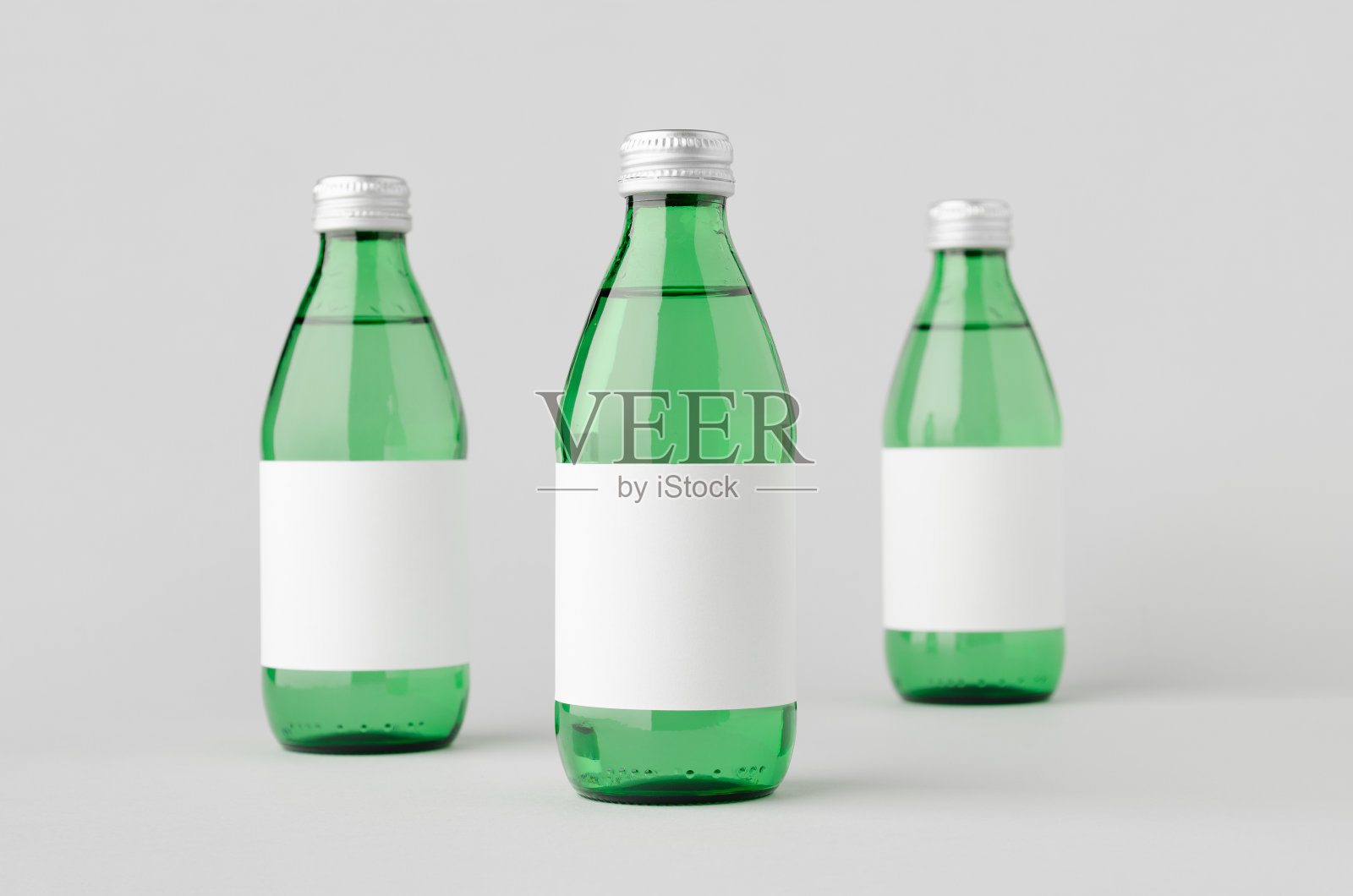 一个空白标签的水瓶模型。绿色玻璃。照片摄影图片
