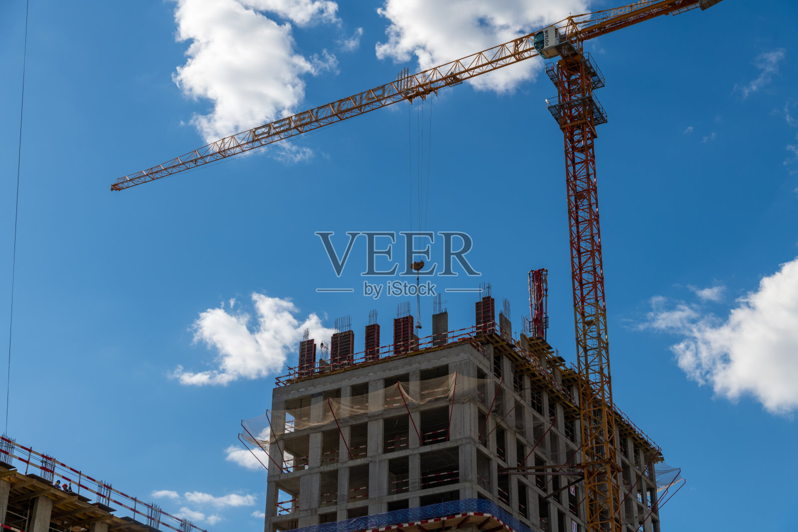 阳光明媚的日子里，工地上有起重机在工作照片摄影图片