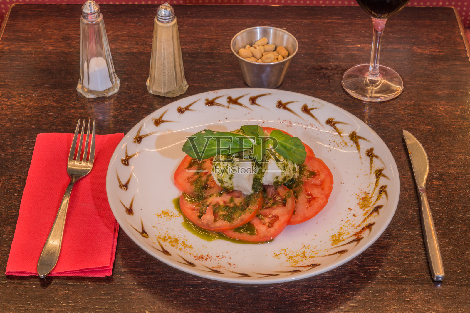 盘子里装着布拉塔奶酪/番茄沙拉照片摄影图片