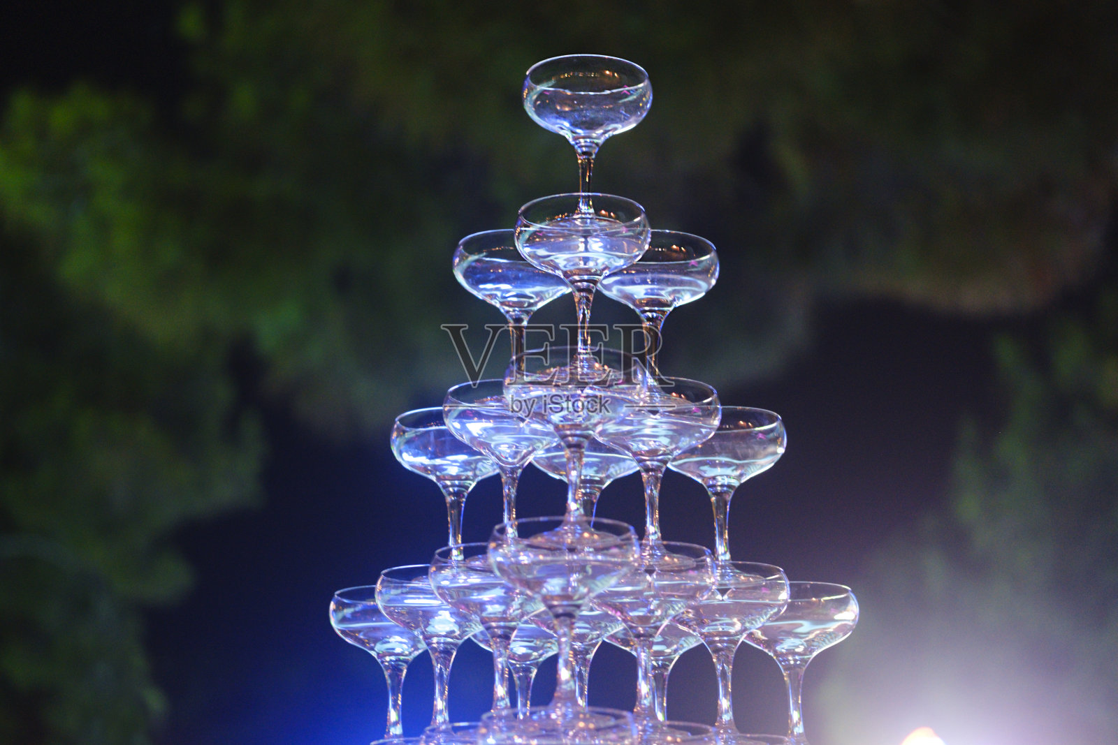 豪华鸡尾酒在餐厅酒吧与夜间灯光模糊。照片摄影图片