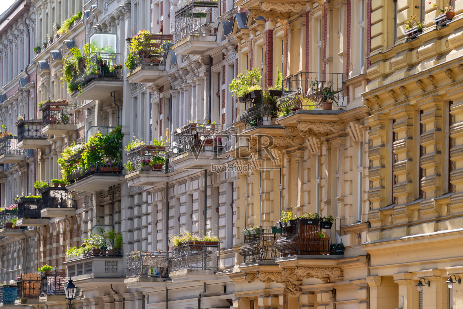 整幅带有阳台的老住宅楼照片摄影图片