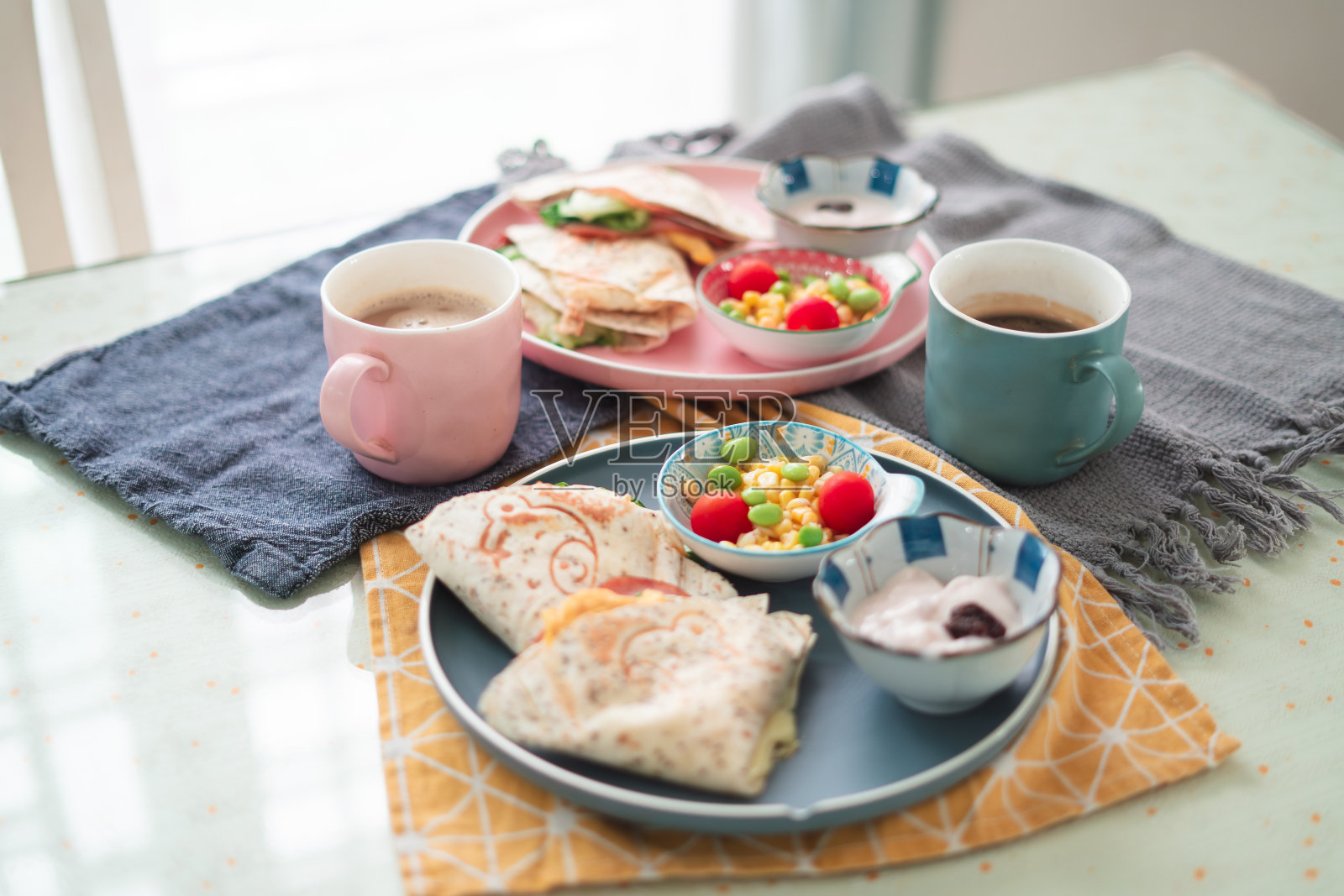 自制早餐卷配新鲜蔬菜和火腿照片摄影图片