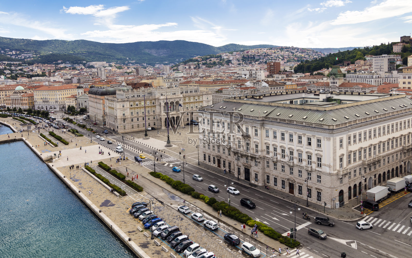 的里雅斯特鸟瞰图，意大利联合广场和市政厅照片摄影图片