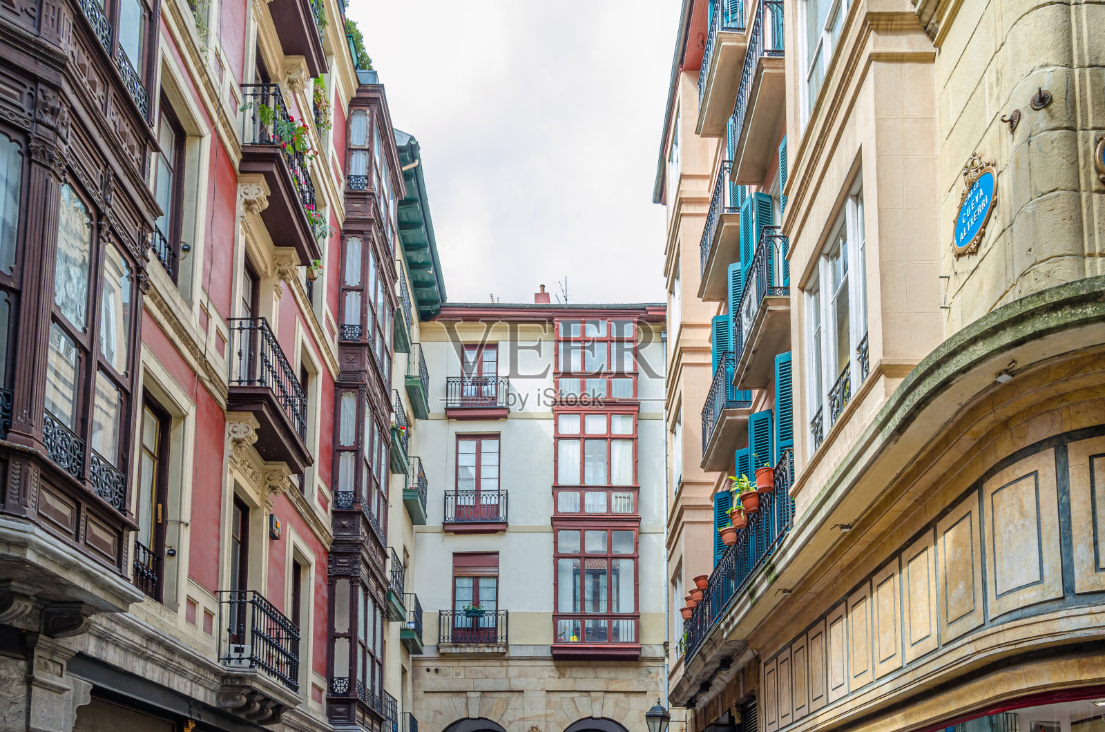 西班牙毕尔巴鄂老城色彩斑斓的建筑照片摄影图片