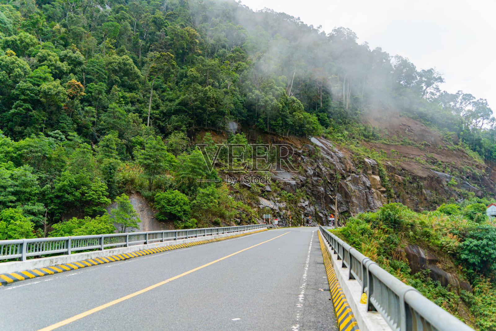 山里的一条路。照片摄影图片