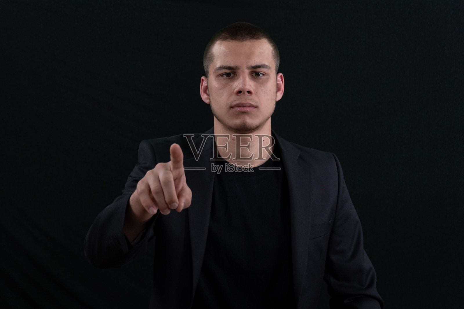 触摸数码屏幕的年轻人，成功就在你的指尖。照片摄影图片