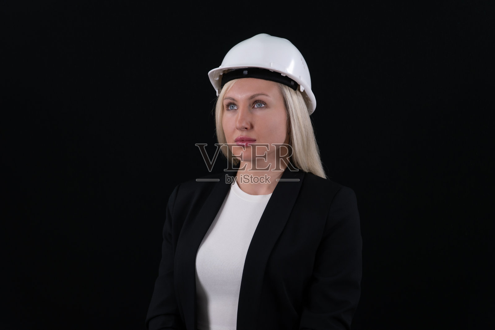 戴白色安全帽的年轻工程师。观察。照片摄影图片