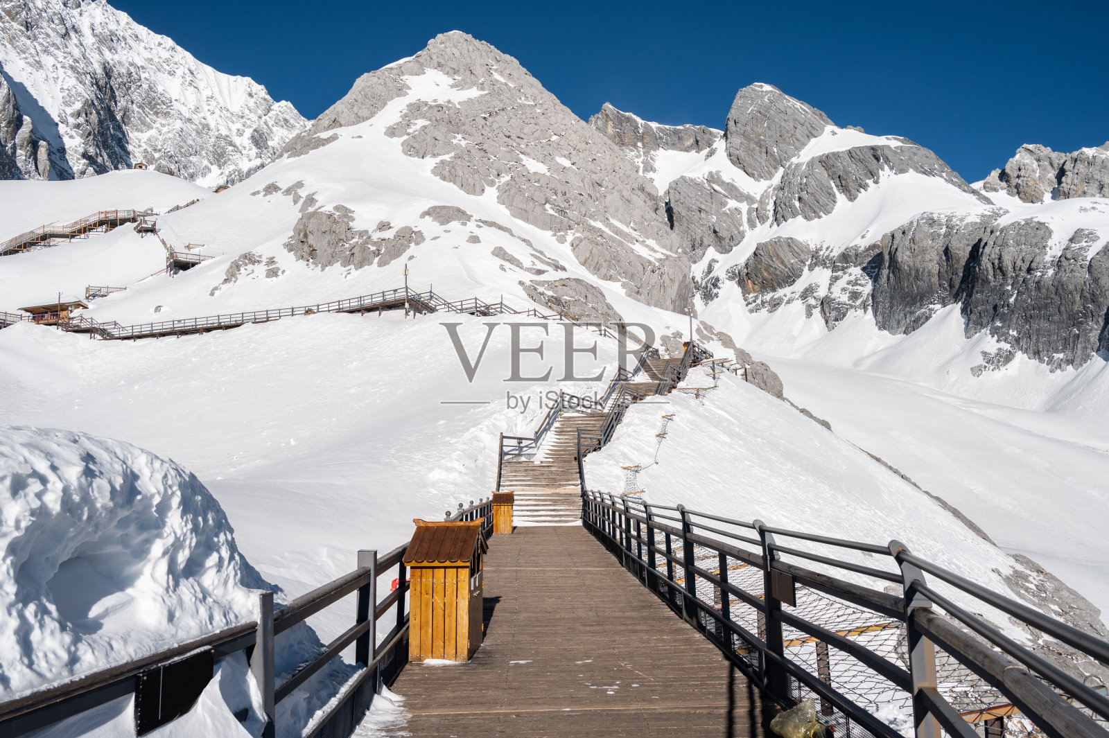 中国云南省丽江玉龙纳西自治县玉龙雪山(玉龙雪山)上的一条木制小路。照片摄影图片