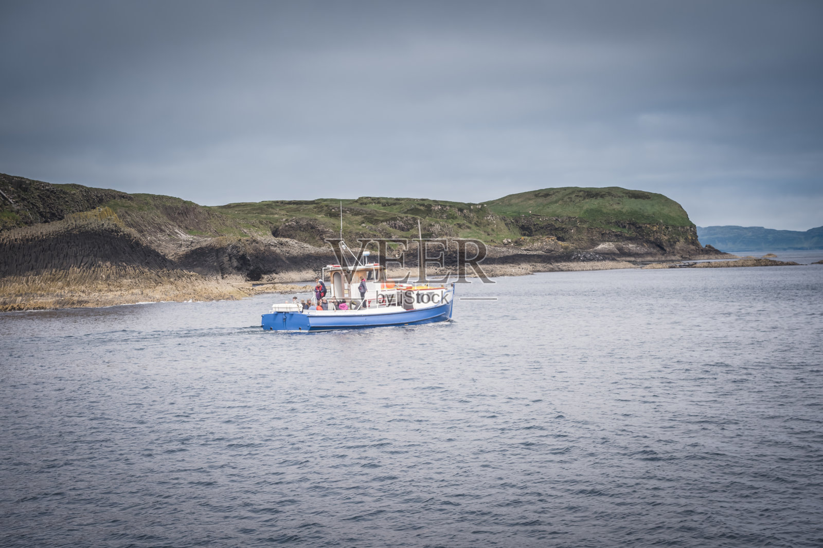 乘船游览斯塔法岛照片摄影图片