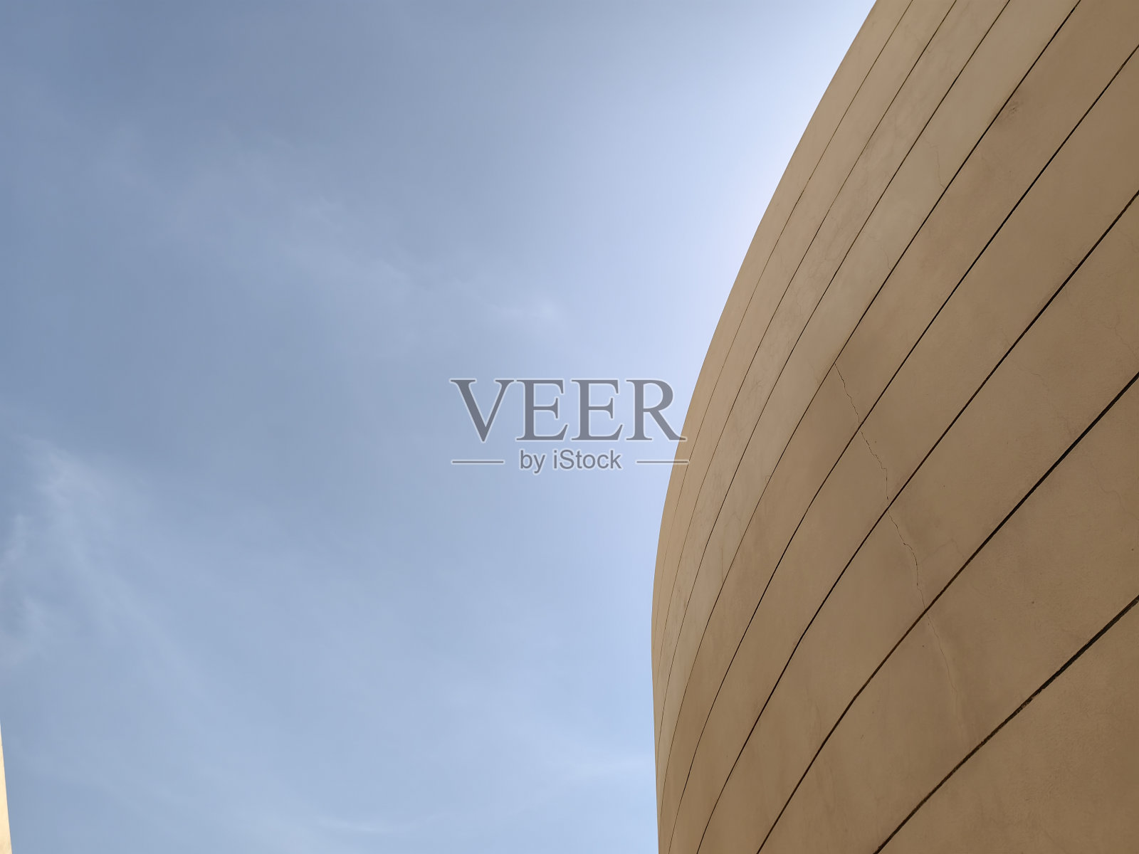 晴空下雄伟坚固的圆形建筑照片摄影图片