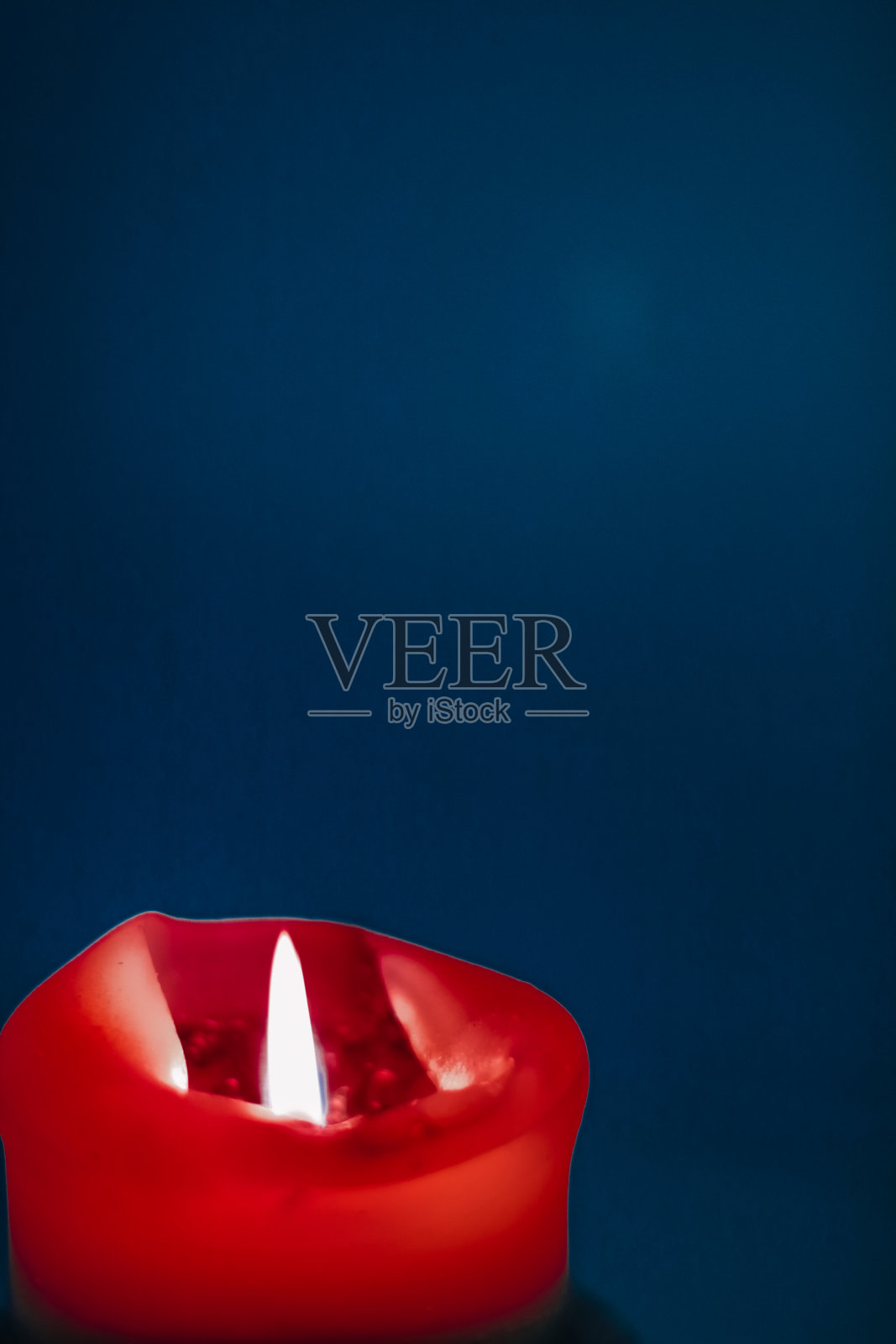 蓝色背景红色节日蜡烛，圣诞、新年、情人节奢华品牌设计与装饰照片摄影图片