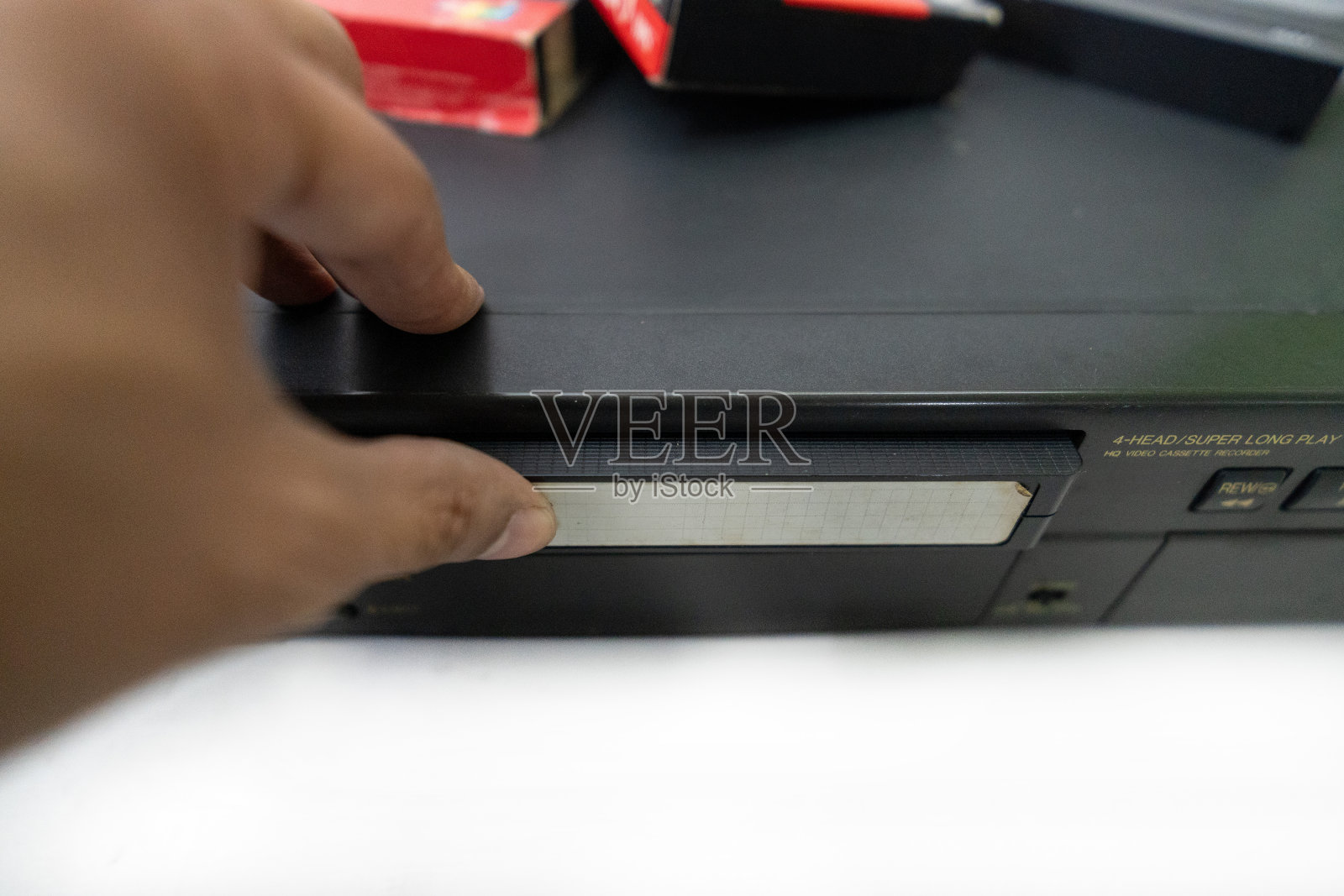 装有老式录像带和遥控器的录像机照片摄影图片