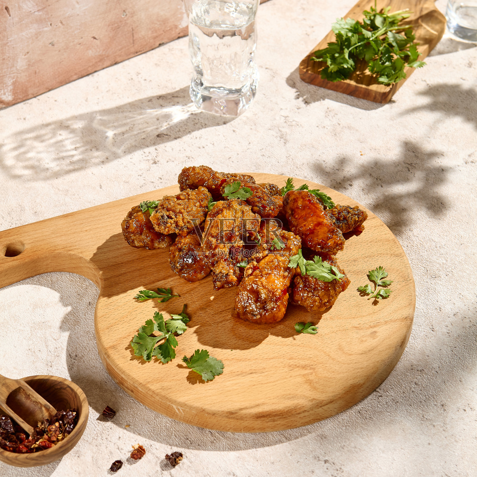 正宗的鸡翅静物阳光桌与自然纹理和美学阴影照片摄影图片