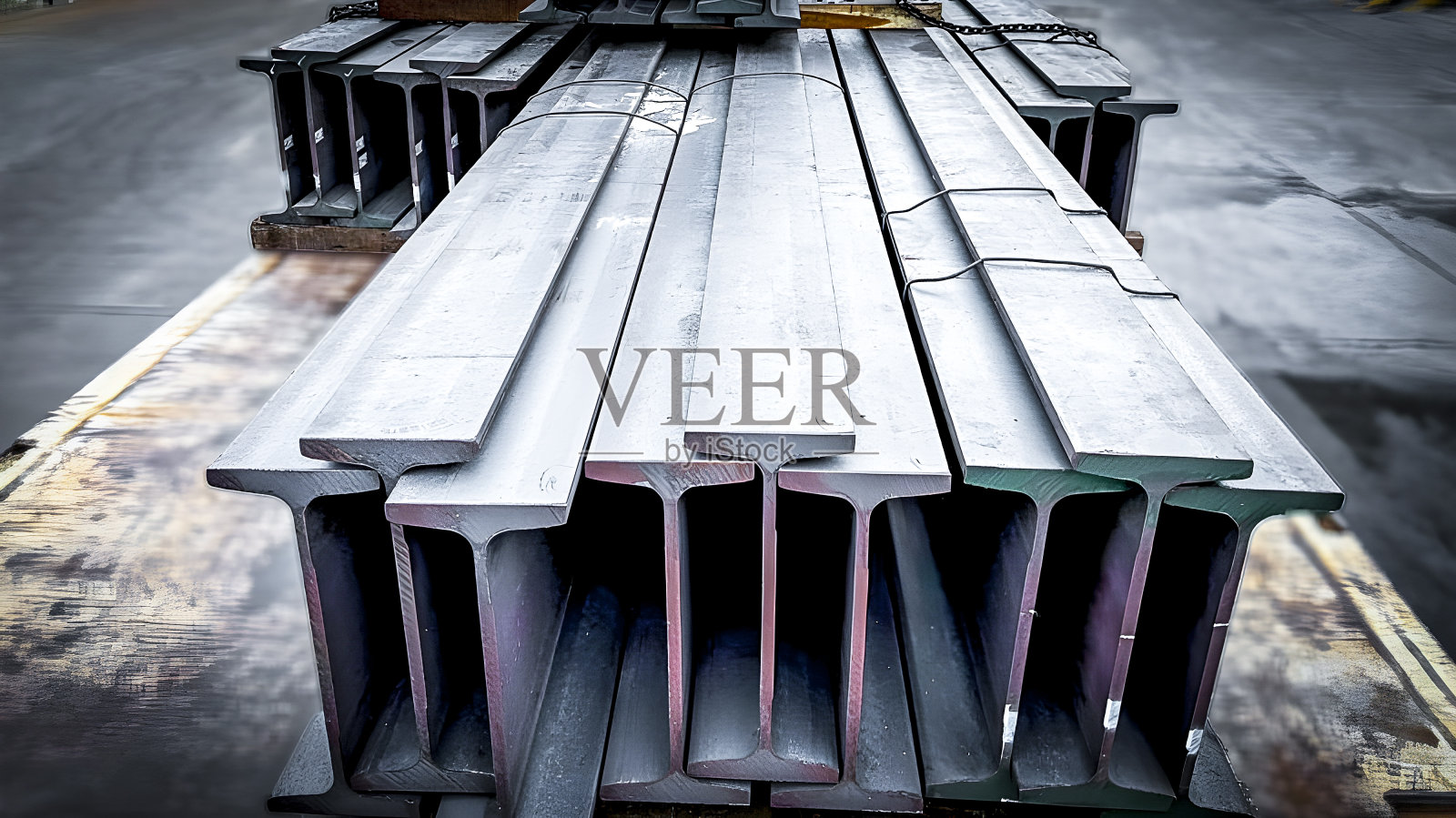 金属制品仓库的金属型材梁。工字钢结构，仓库内法兰梁，钢梁放置在钢架上，钢结构，施工现场照片摄影图片