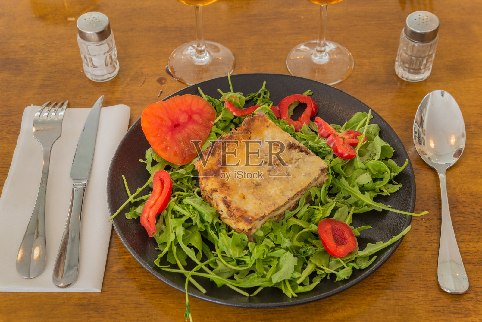 盛在碗里的沙拉上的馅油酥饼照片摄影图片