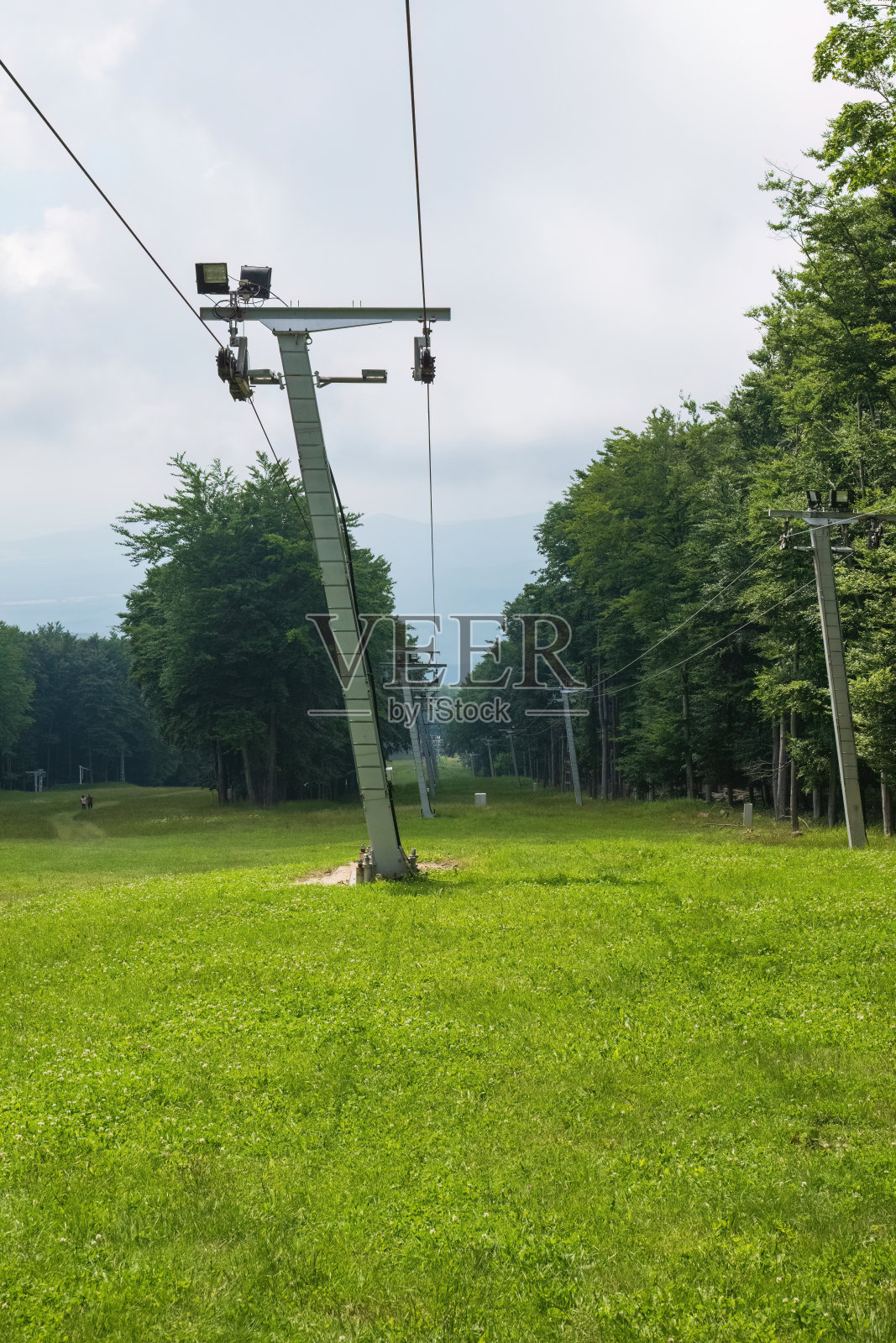 夏季绿色的山林里的滑雪缆车。照片摄影图片