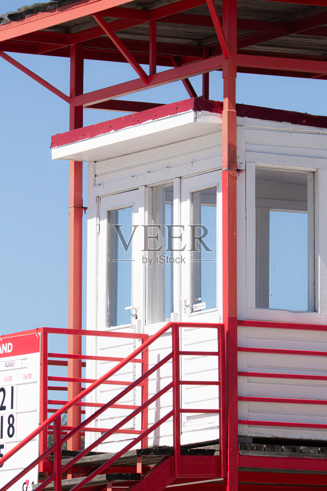 海滩上的救生员塔照片摄影图片