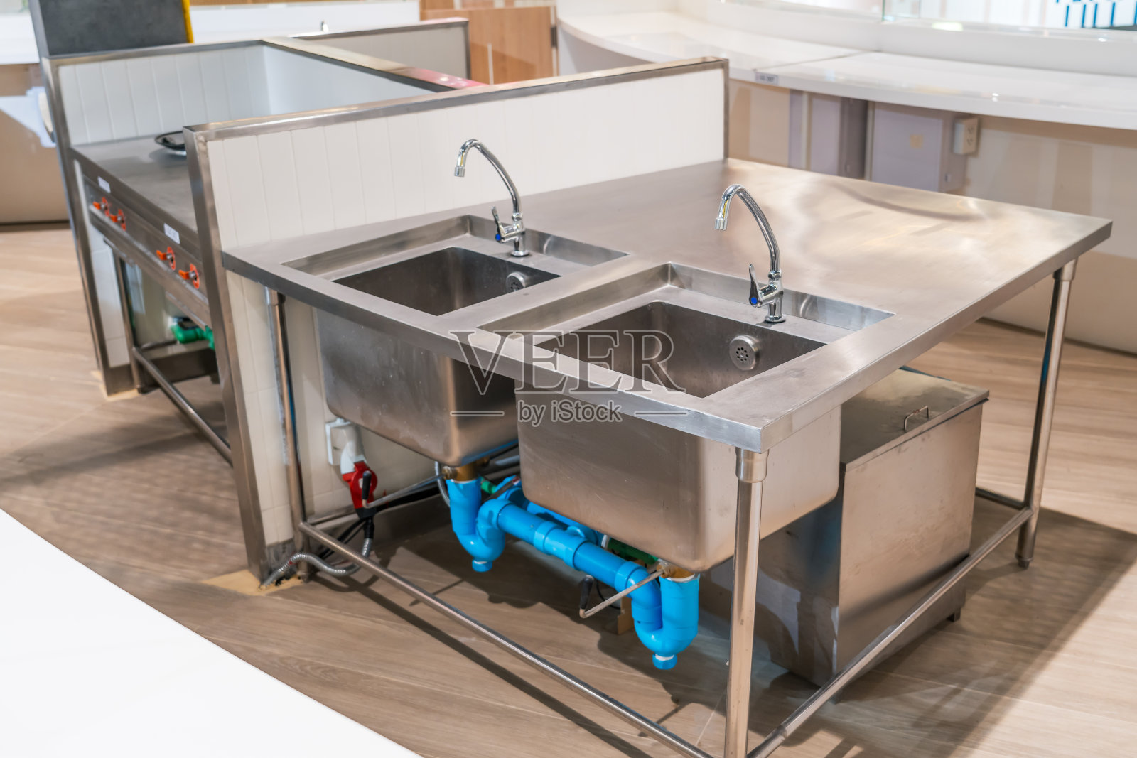 专业厨房在餐饮机构，观景柜台在不锈钢。照片摄影图片