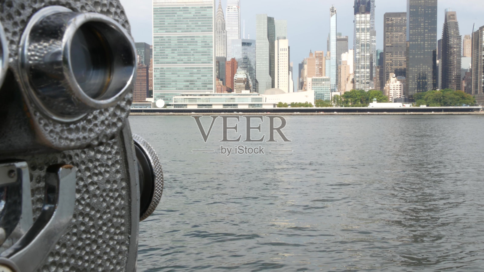 纽约市滨水区天际线，曼哈顿中城滨河摩天大楼。皇后区的城市景观。照片摄影图片