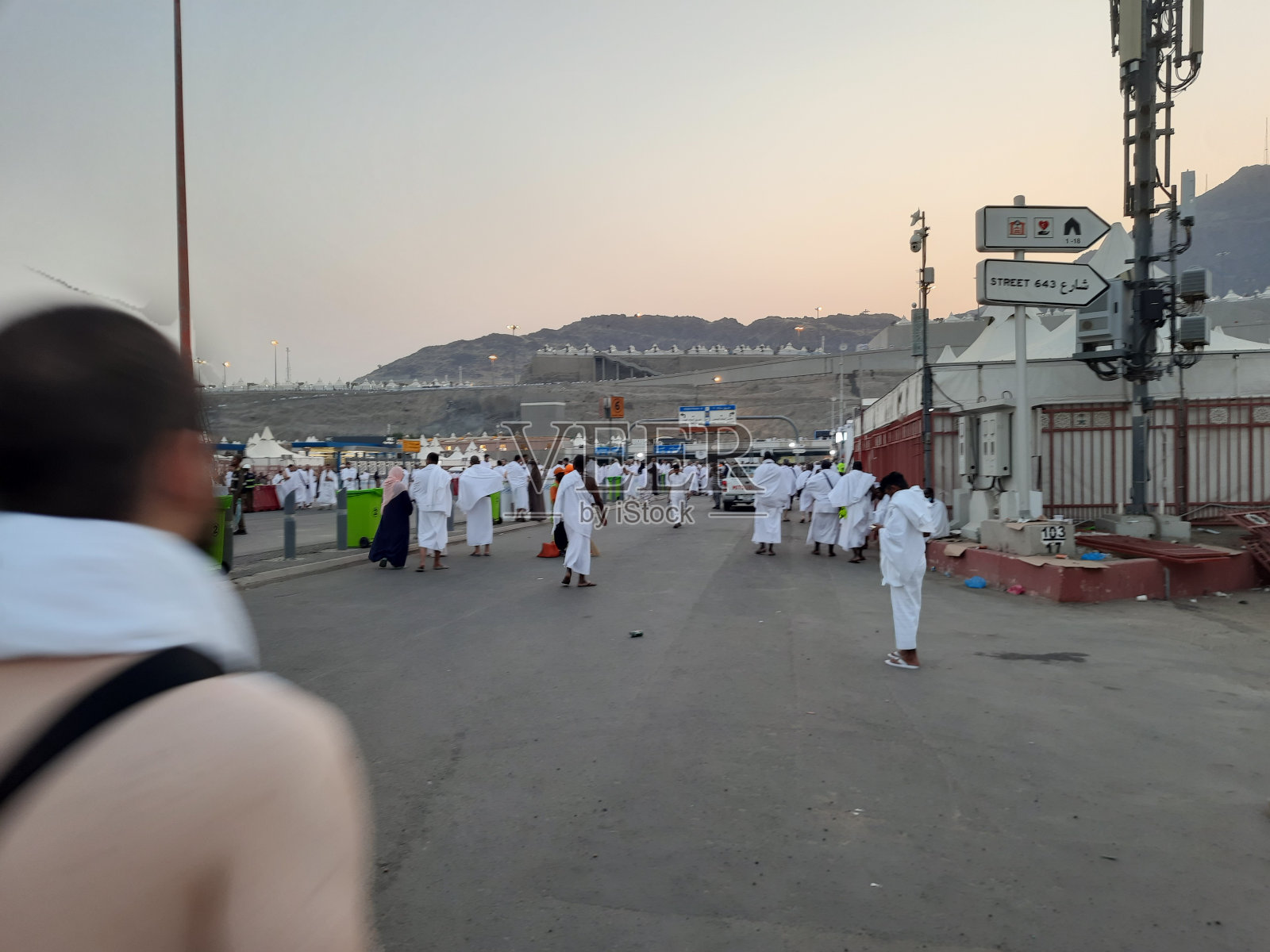 麦加米纳地区：穆斯林朝觐者在营地度过时光，这是伊斯兰教的五大支柱之一照片摄影图片