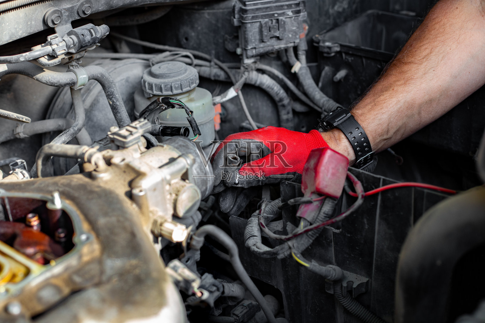 汽车修理。机械师通过移除管道来修理气体分配机构照片摄影图片