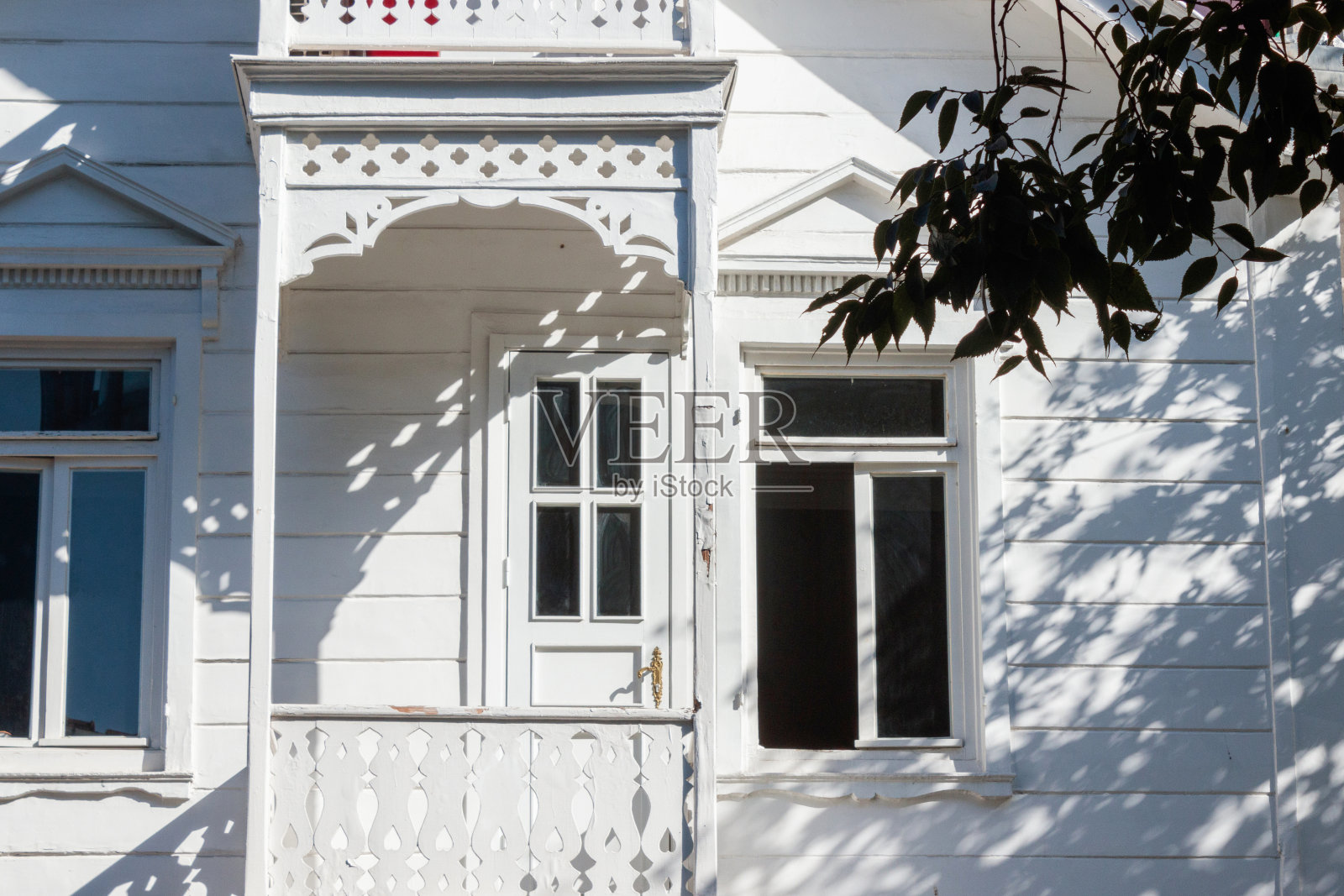 经过修复的木屋，有烤窗和阳台照片摄影图片