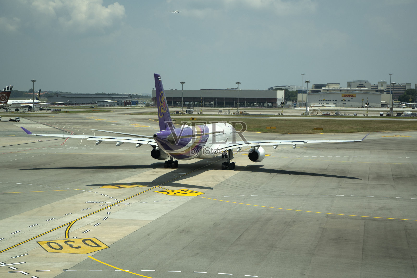 泰国航空公司的一架飞机准备从新加坡樟宜机场起飞照片摄影图片