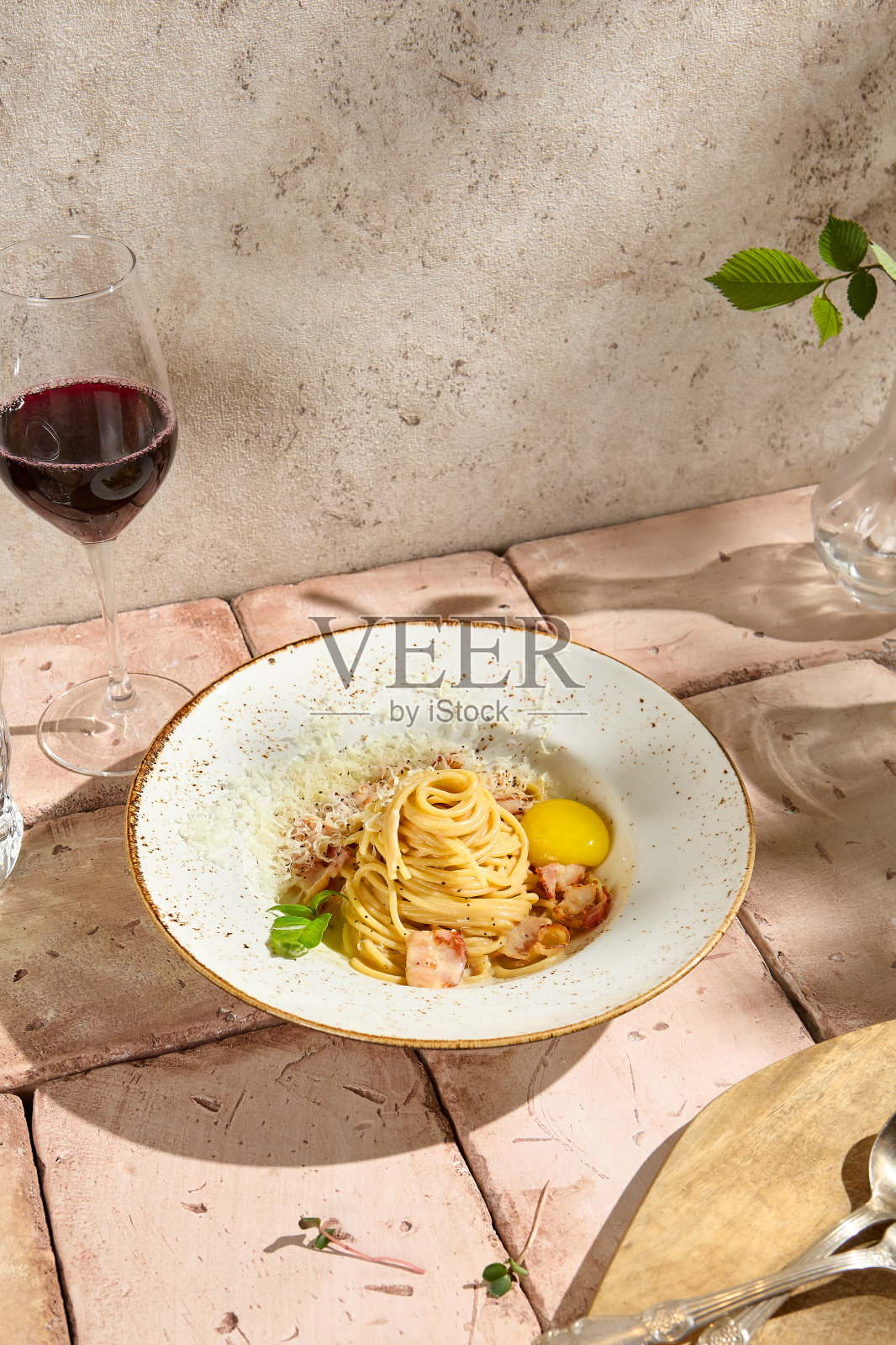 正宗的烤干酪面与培根和蛋黄在阳光下静物设置照片摄影图片