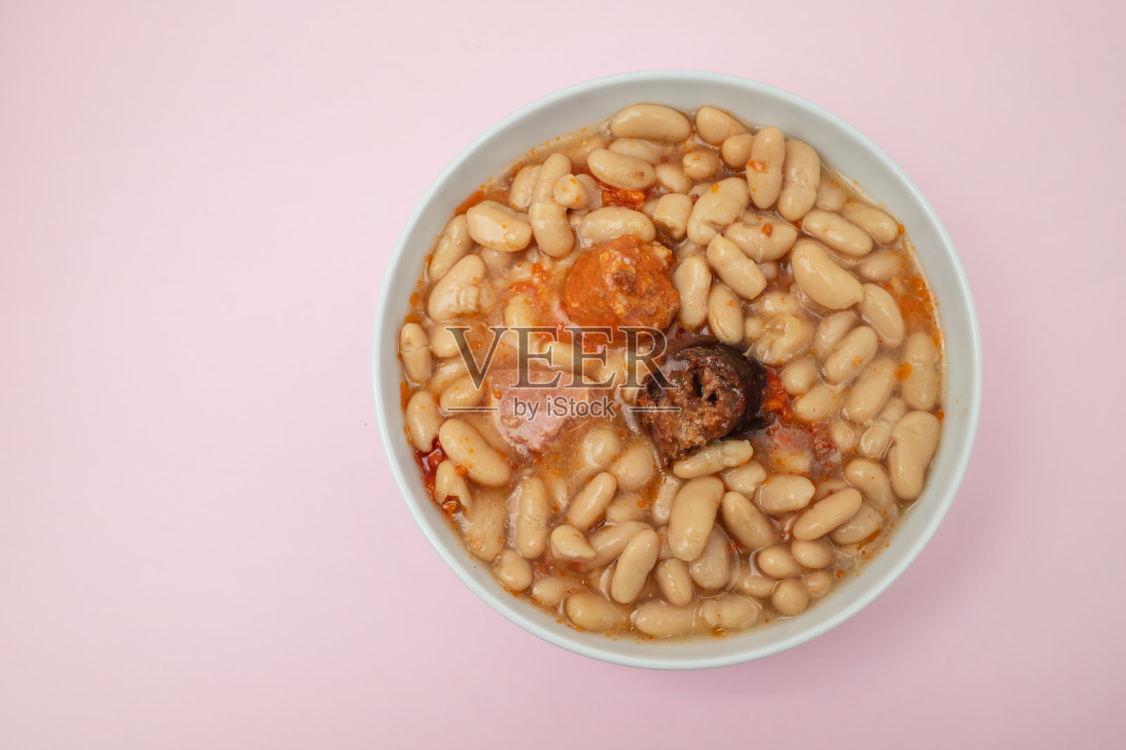 阿斯图里亚纳菜，典型的西班牙白碗炖豆照片摄影图片