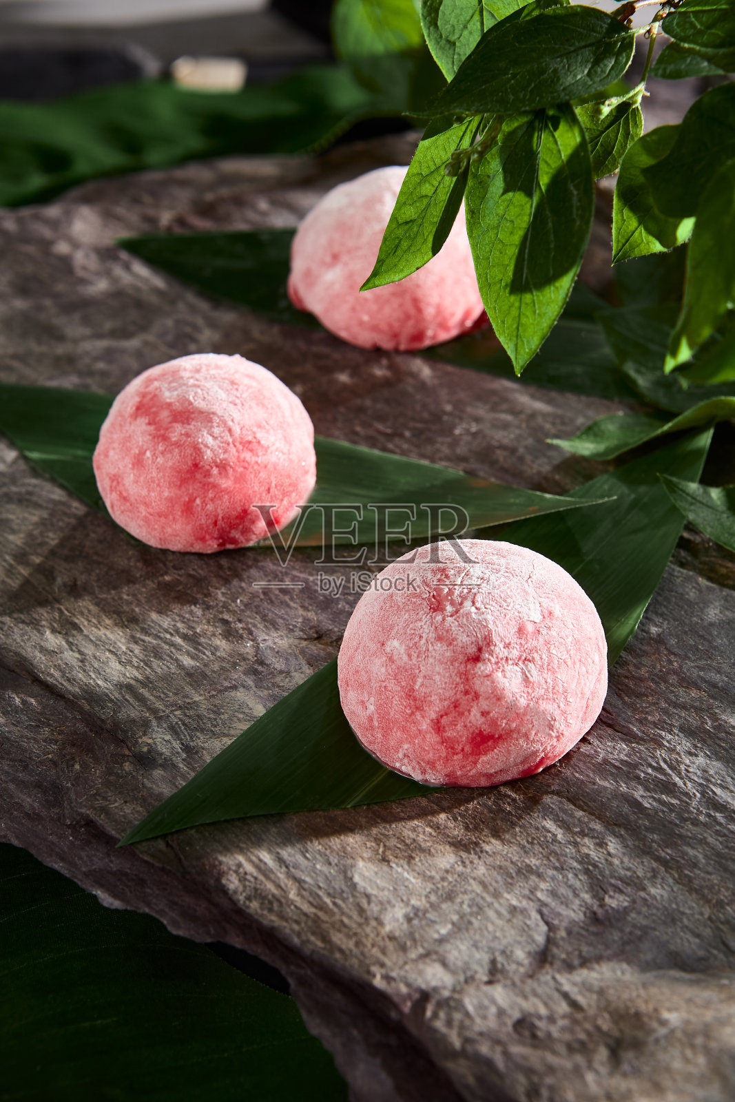 石头上的Moji甜点与叶子-日本糖果组成照片摄影图片