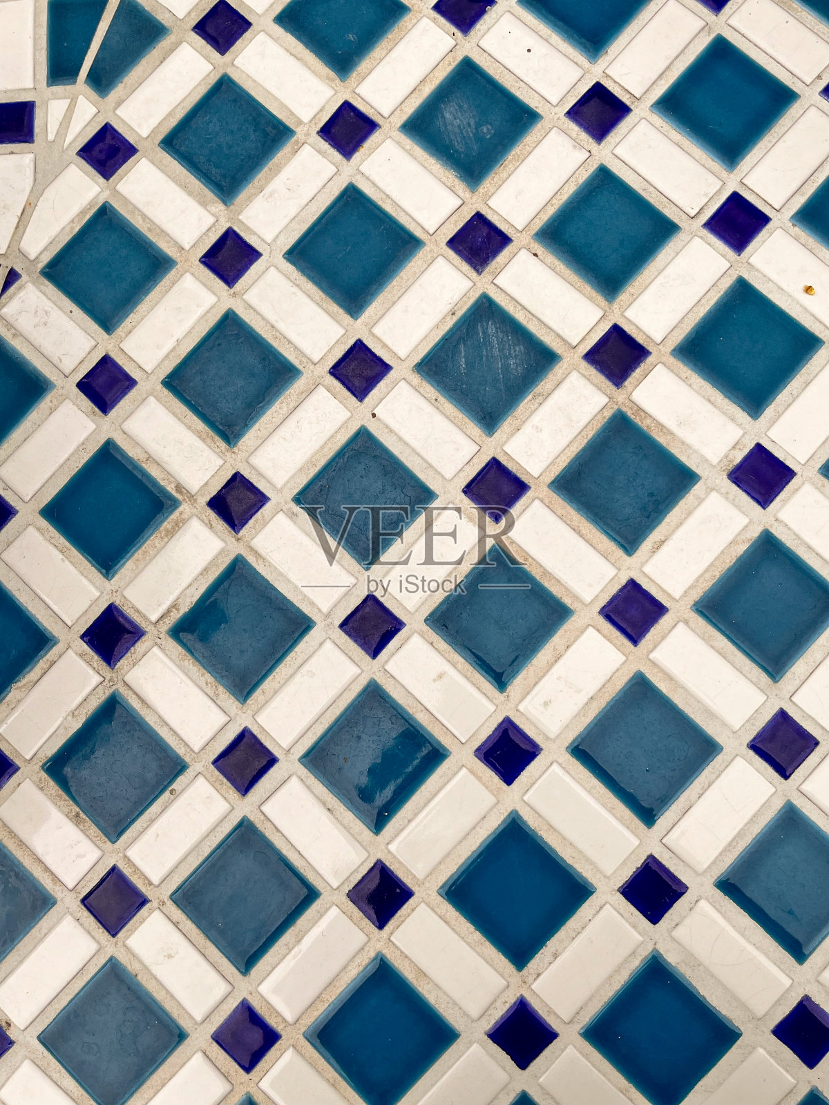 蓝色和白色瓷砖的几何图案。建筑材料照片摄影图片