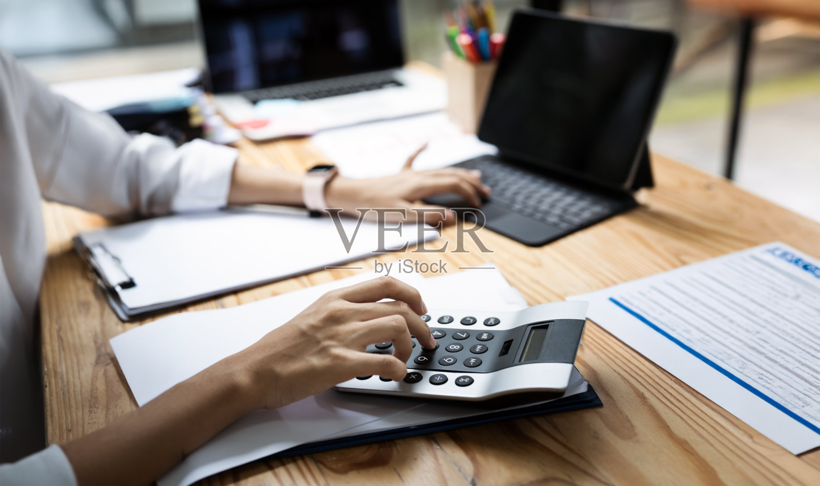 会计工作财务投资计算器，计算，分析业务和市场增长的财务文件数据图表，会计，经济，商业概念。照片摄影图片