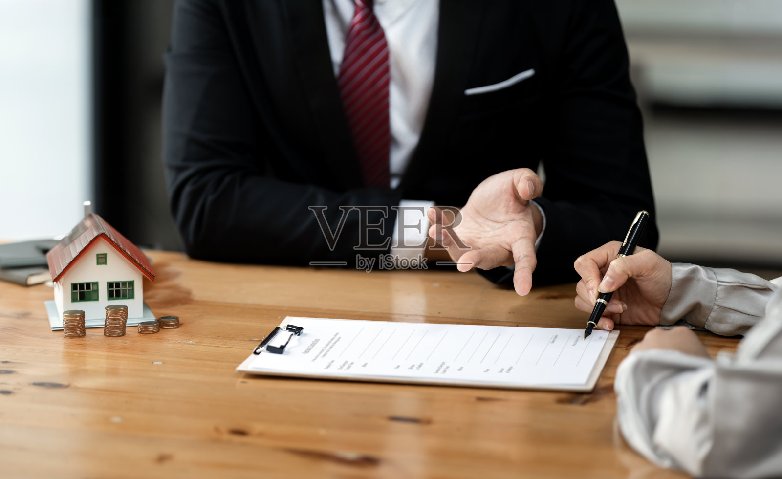 房地产经纪人讲解并让客户签订购房合同照片摄影图片