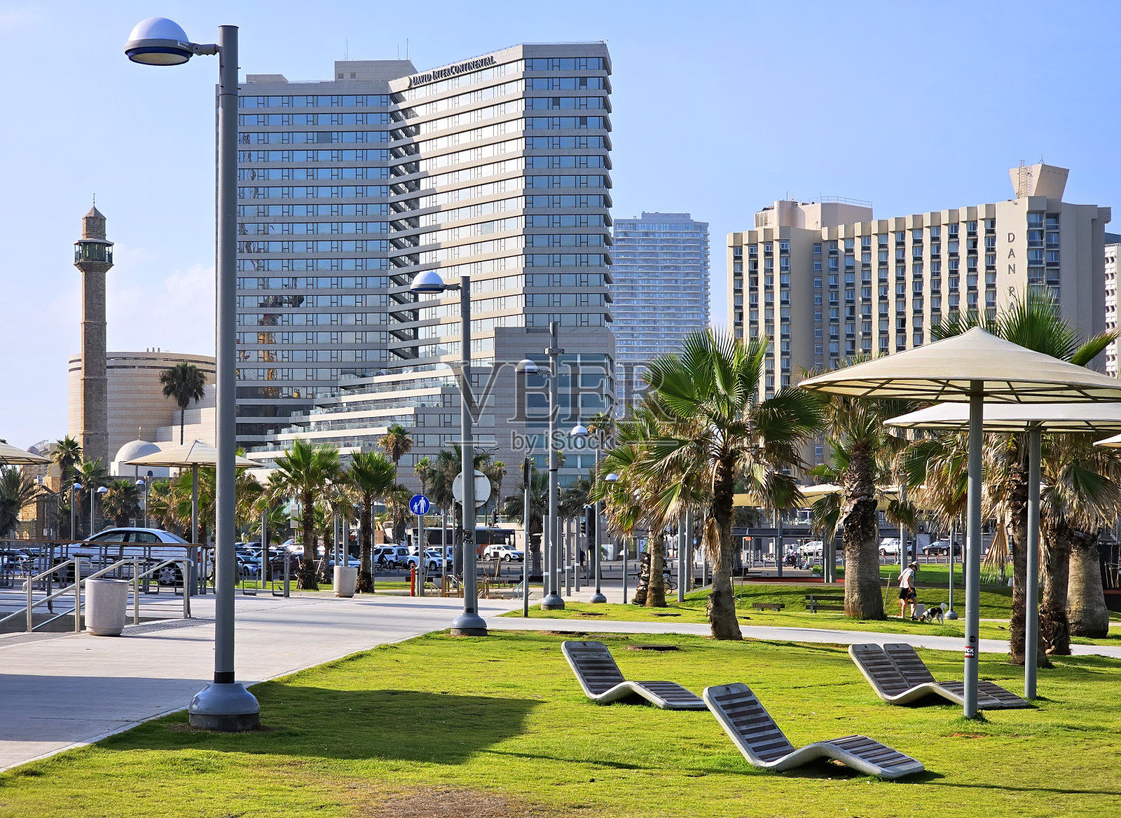 地中海岩石海滩边的查尔斯·克洛尔公园照片摄影图片